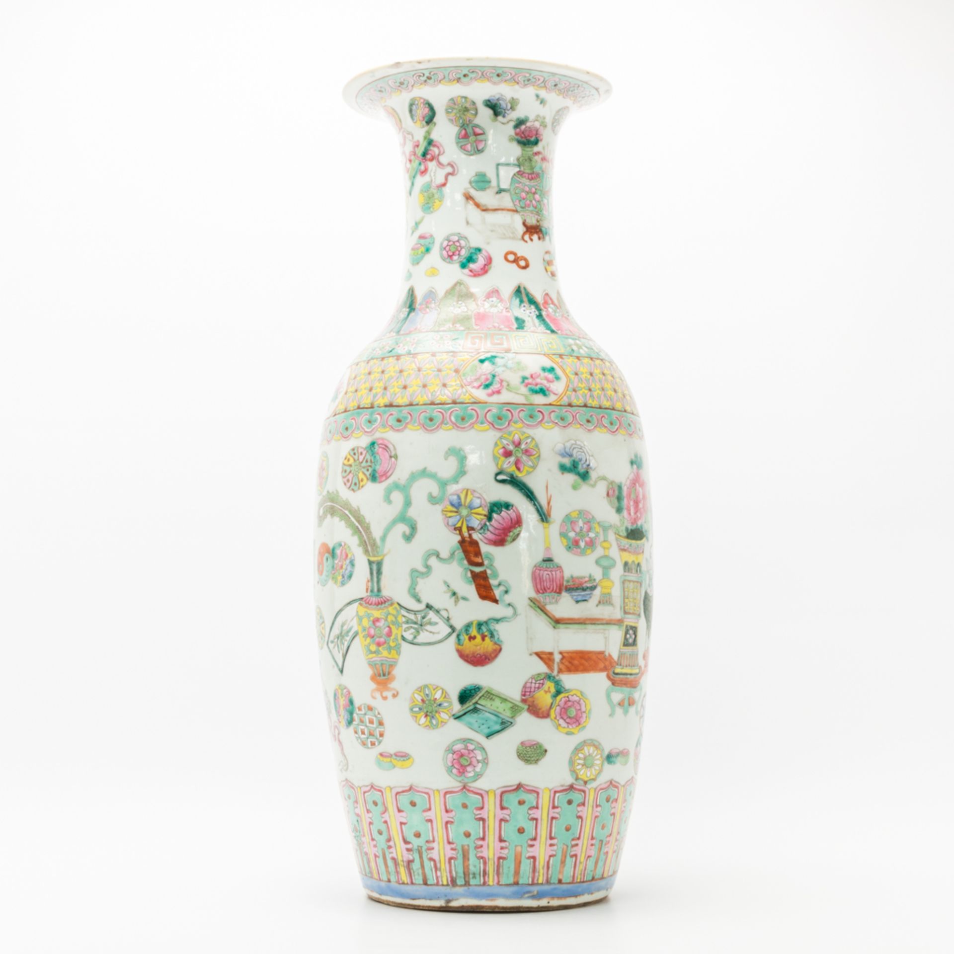 A Chinese vase with decor of symbols of happiness. 19th/20th century. (61 x 25 cm) - Bild 10 aus 20