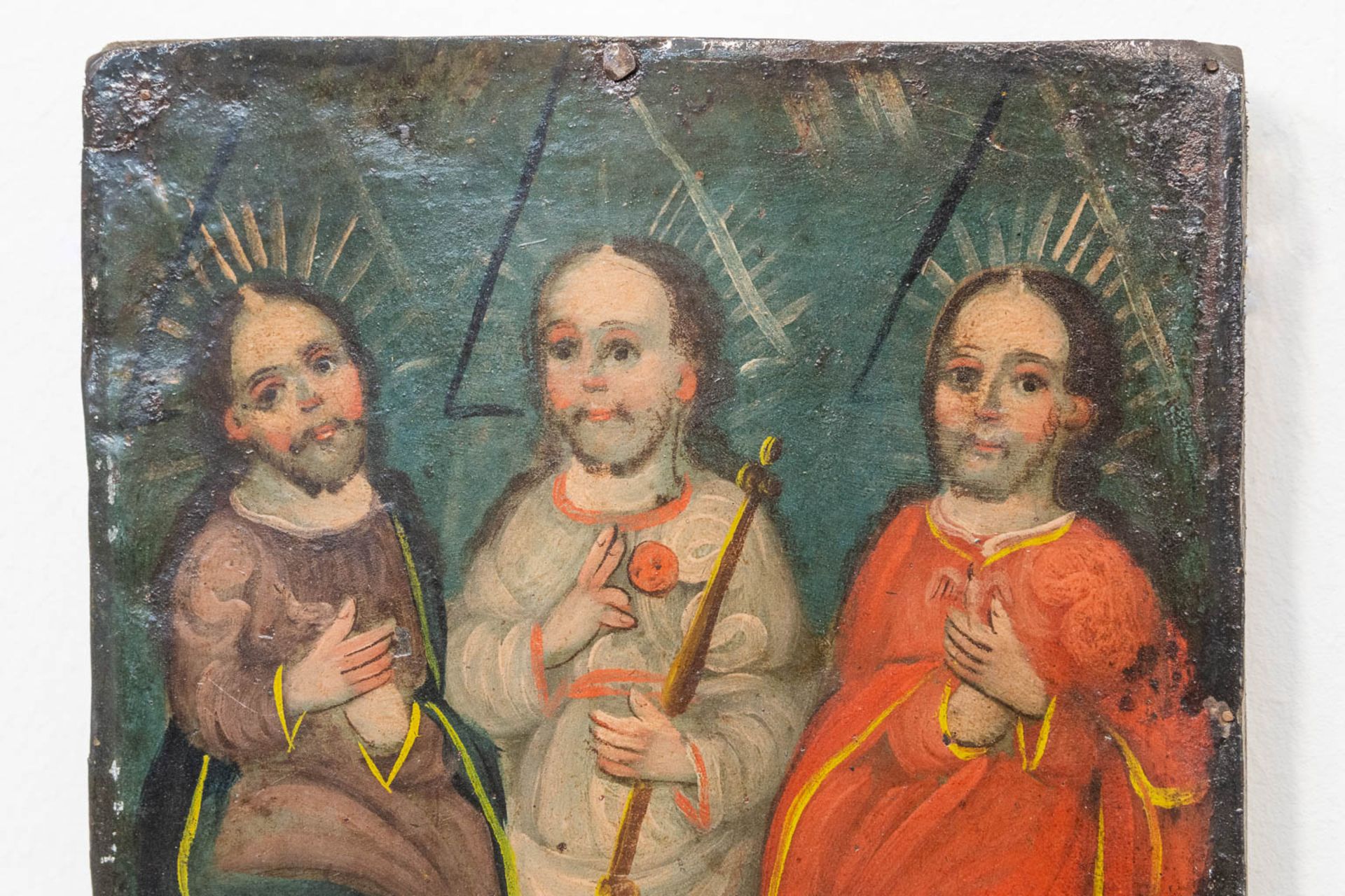 No signature found, an antique painting of 3 holy figurines, oil on metal, mounted on a wood panel.  - Bild 5 aus 5