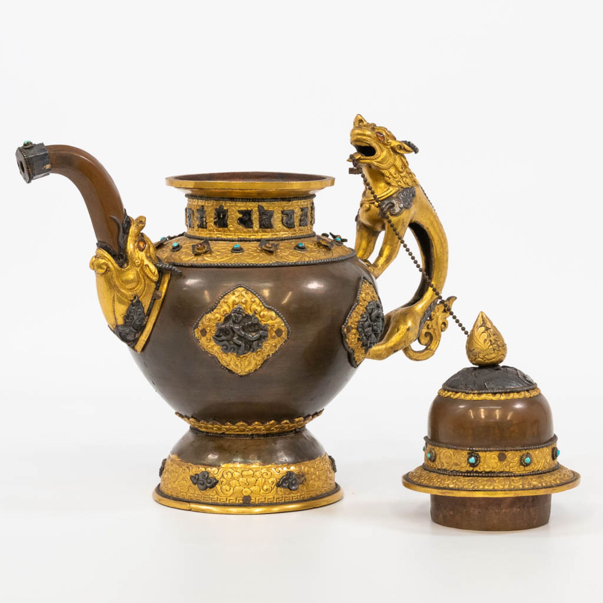 An exceptional Tibetan/Nepalese ceremonial ewer made of copper with gilt decorations - Bild 8 aus 20