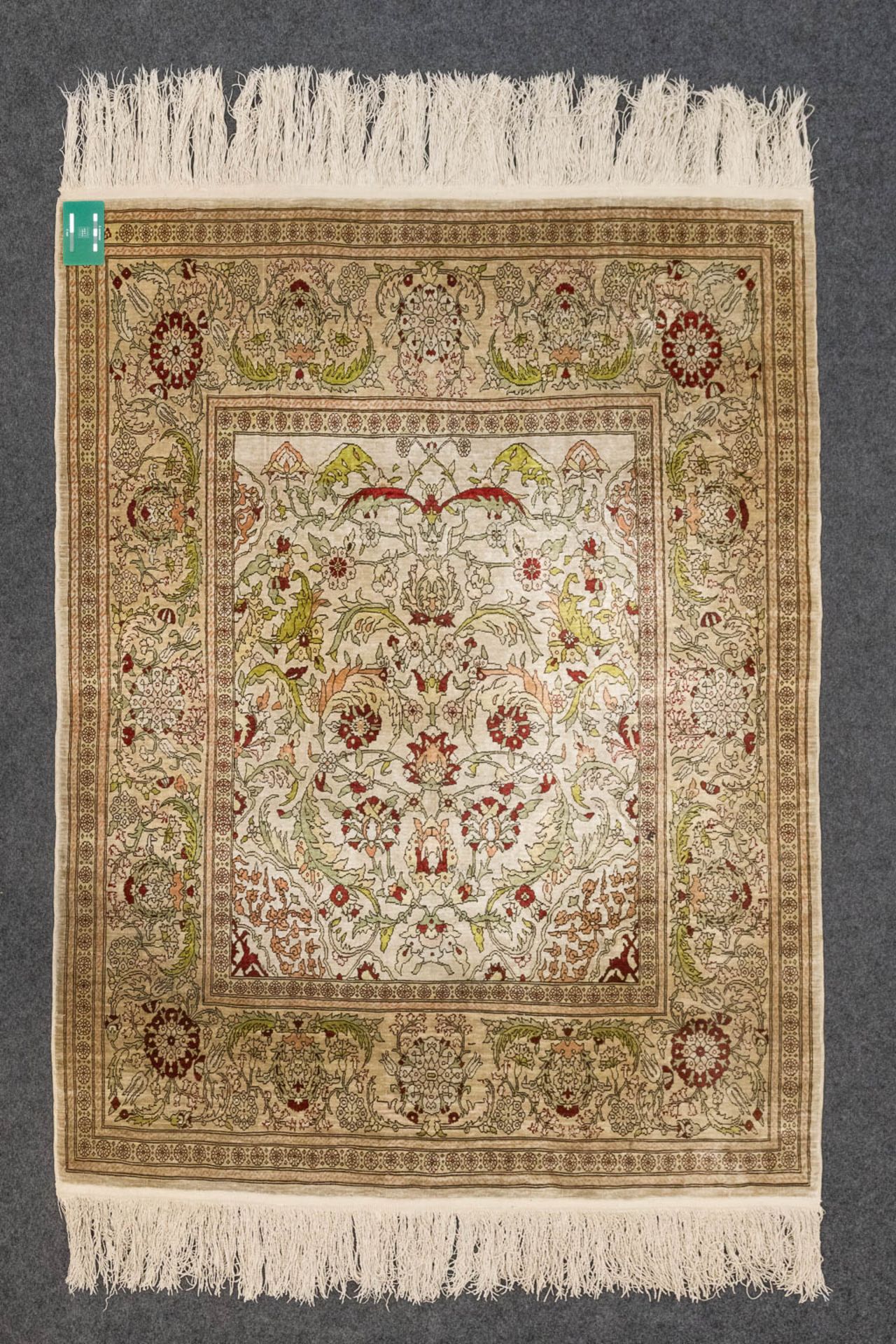 An Oriental hand-made carpet made of silk, Hereke. (135 x 102). - Bild 2 aus 5