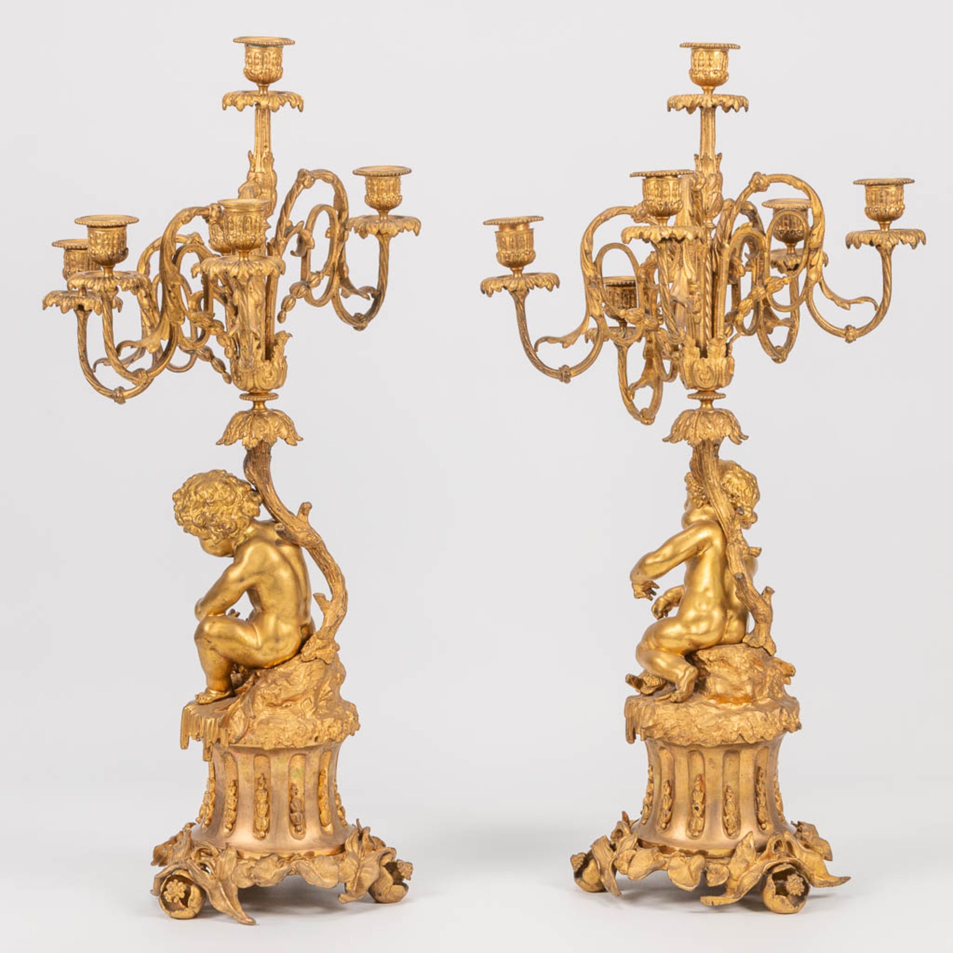 A pair of neoclassical candelabra decorated with putti, playing with pets. 19th century. (30 x 33 x  - Bild 4 aus 17