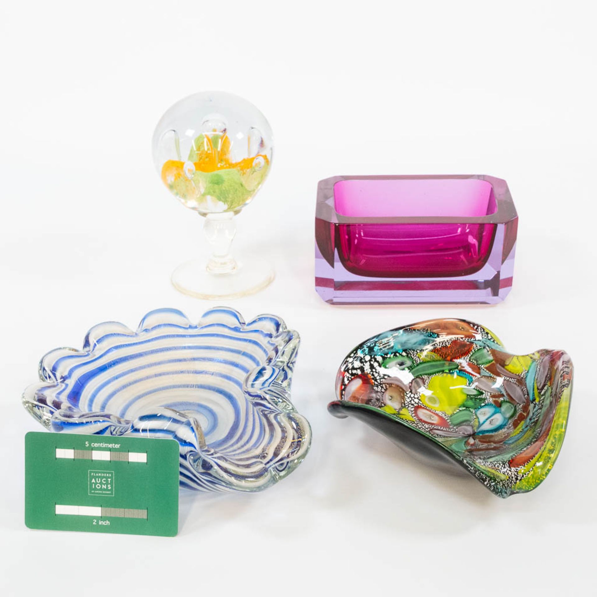 An assembled collection of glass and crystal items, made in Murano, Belgium. (10 x 15,5 x 7,5 cm) - Bild 7 aus 15