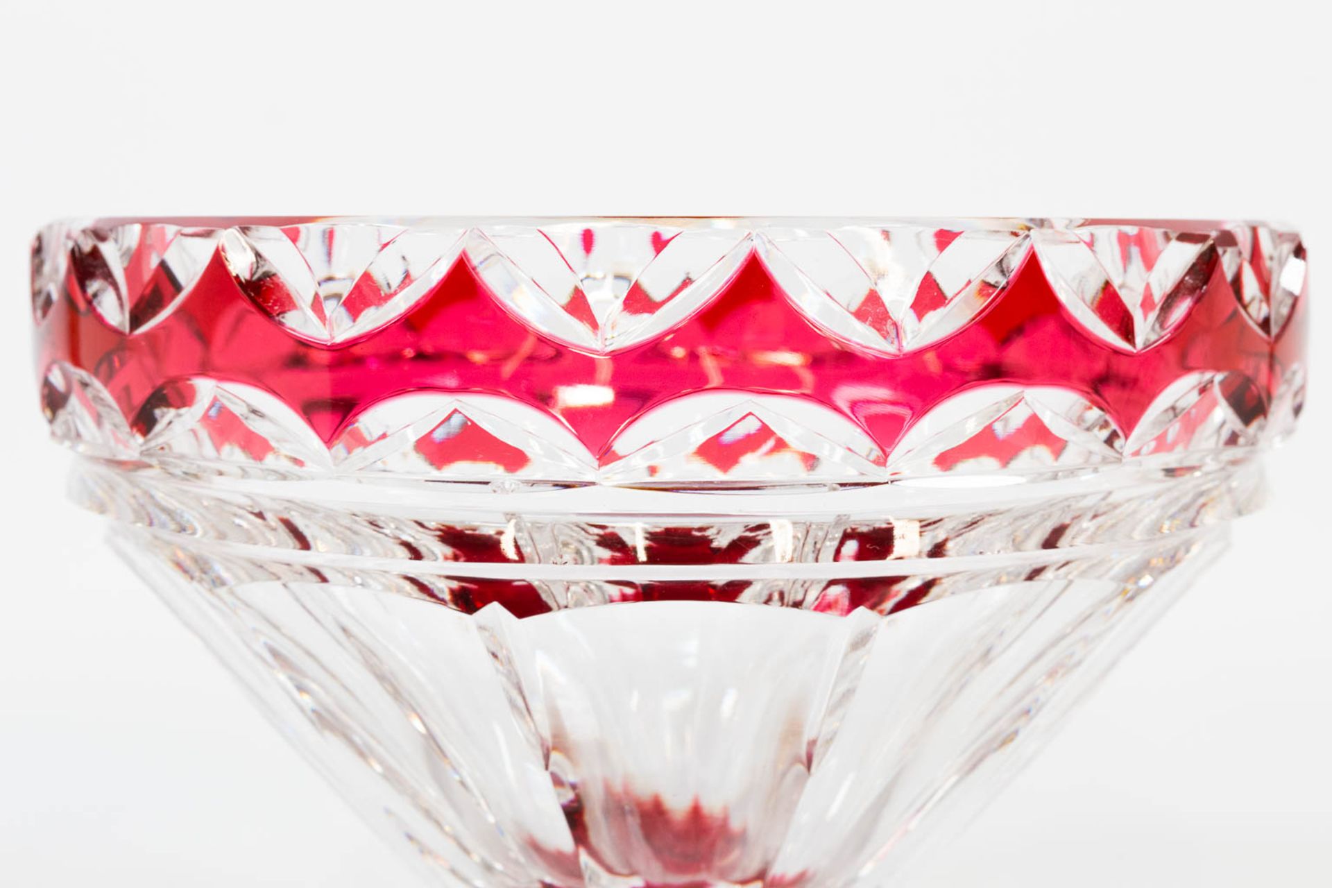 A large vase made of colored and cut crystal. Marked Val Saint Lambert, and made in Belgium. (16,5 x - Image 9 of 10