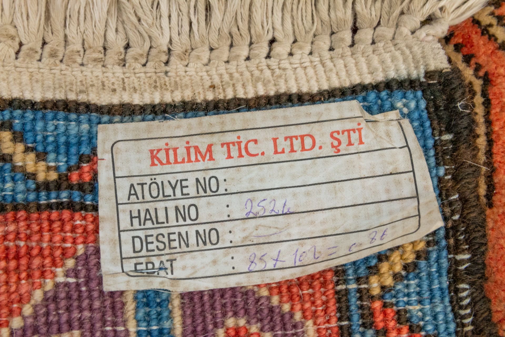 A collection of 2 eastern Kelim hand-made carpets. (84 x 272)(85 x 101). - Bild 7 aus 17