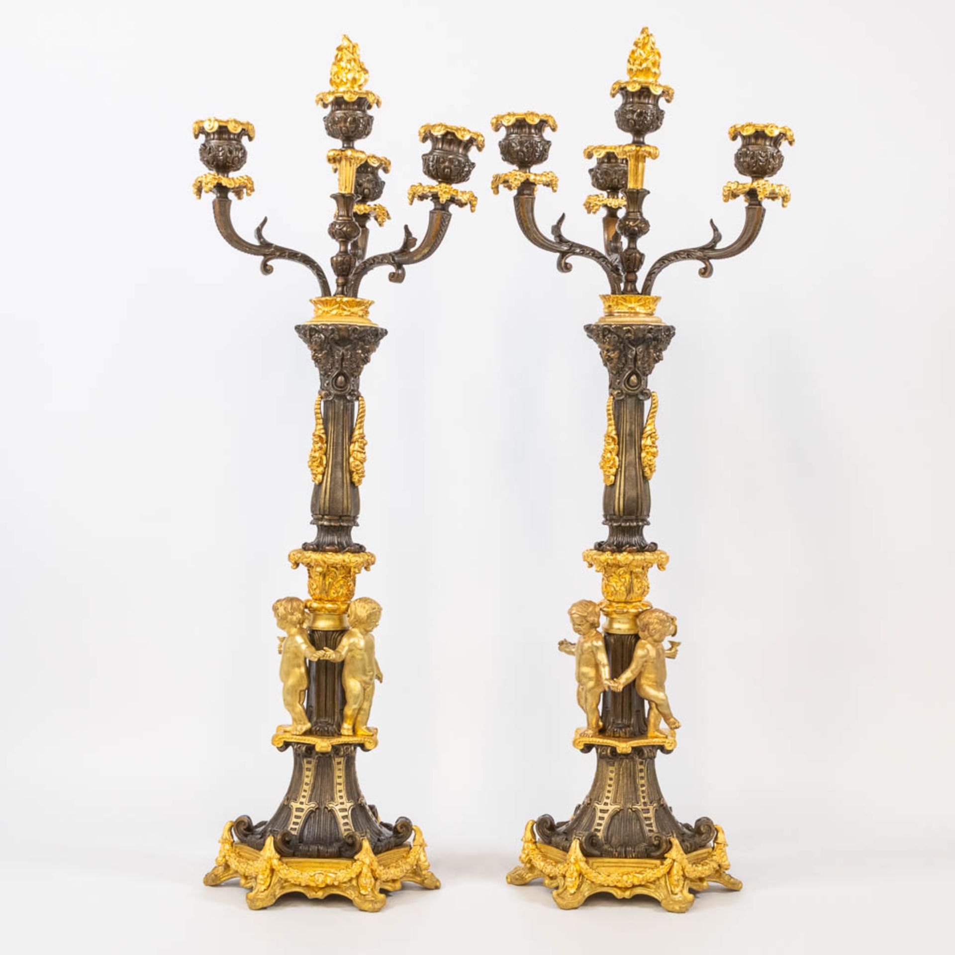 A pair of candelabra decorated with putti, combination of patinated and gilt bronze. 19th century. ( - Bild 3 aus 13
