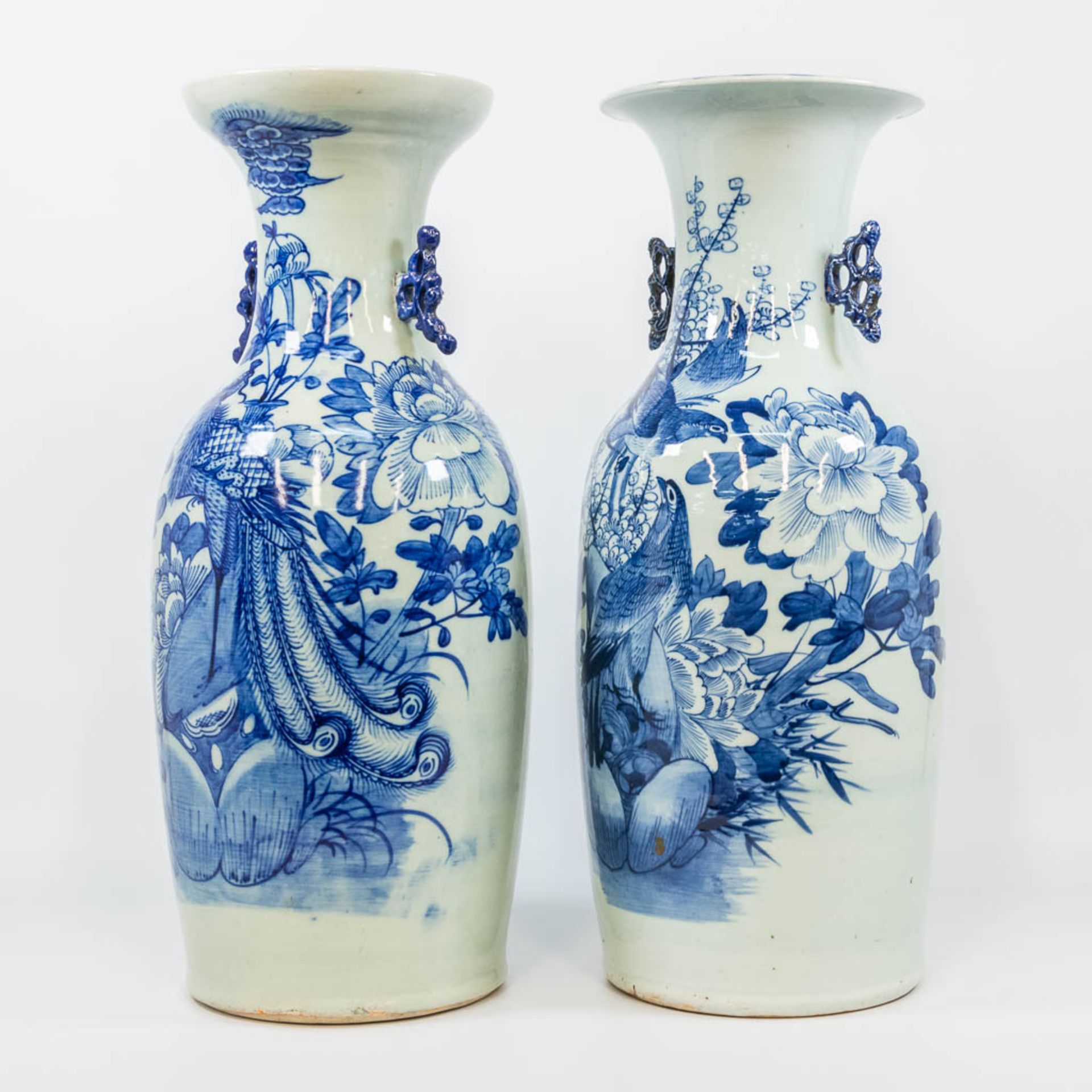 An assembled collection of 2 blue and white Chinese vases. 19th/20th century. (57 x 23 cm) - Bild 12 aus 19