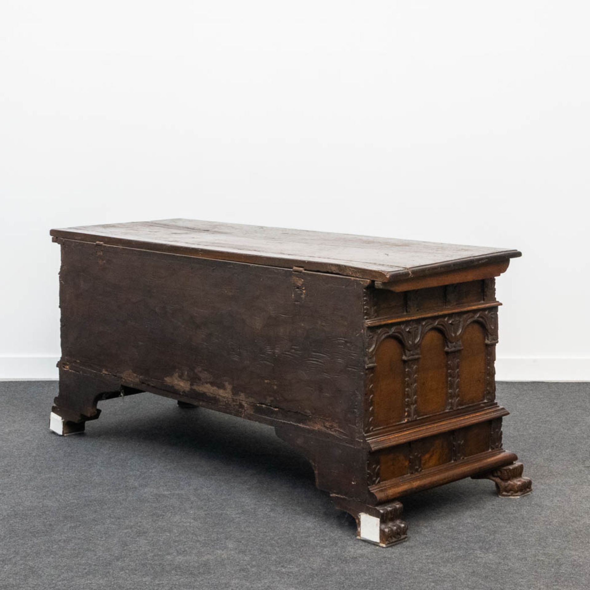 An antique chest, probably of Southern European origin. 18th century. (57 x 142 x 63 cm) - Bild 4 aus 15