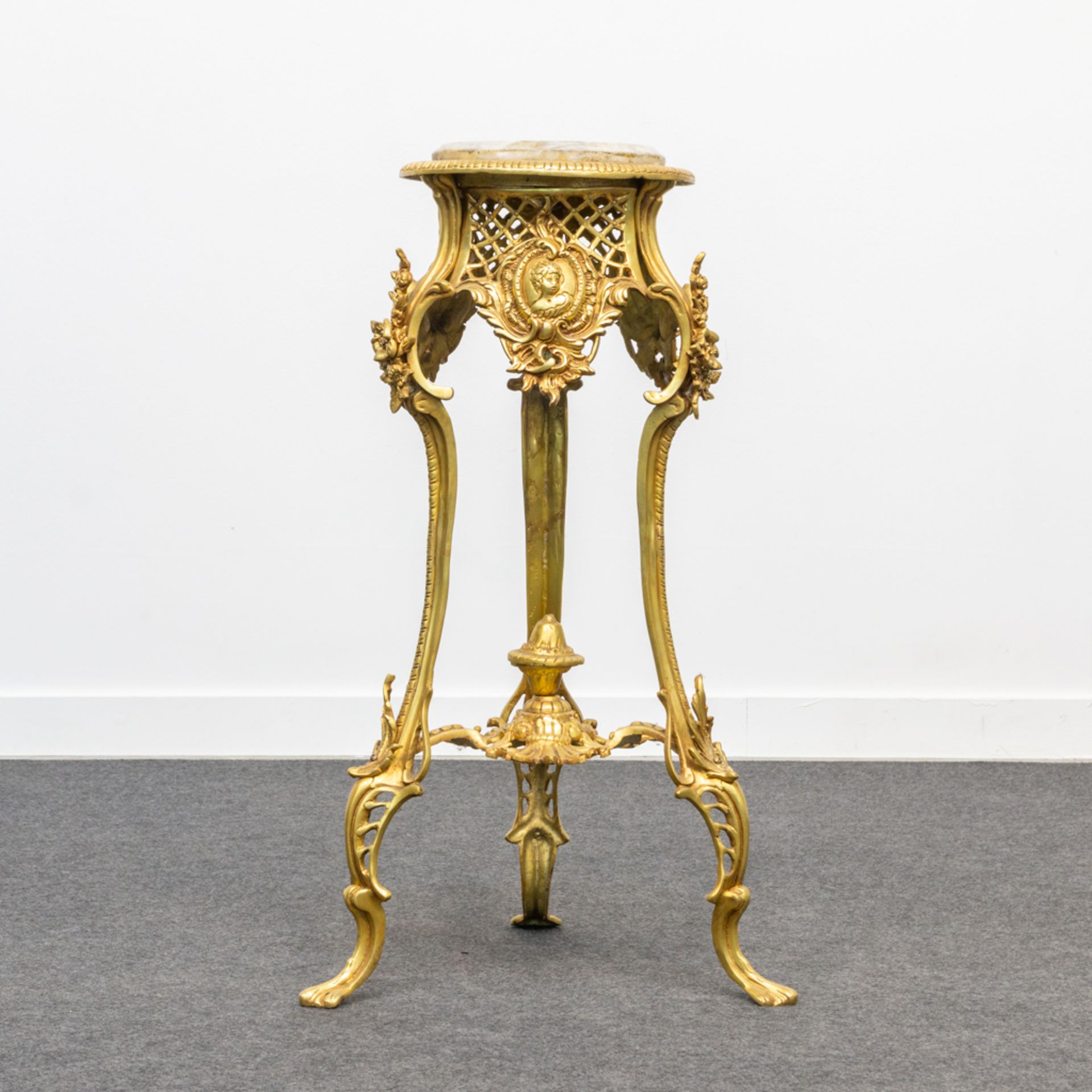 A side table in rococo style, made of bronze with a marble top. The second half of the 20th century. - Bild 6 aus 12