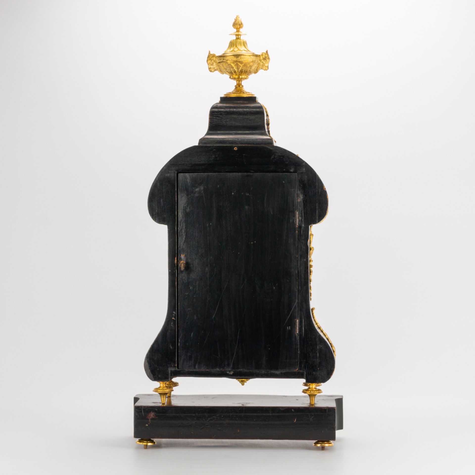 A table clock on console, made of tortoise shell and mounted with ormolu bronze. 19th century. (14,5 - Image 5 of 20