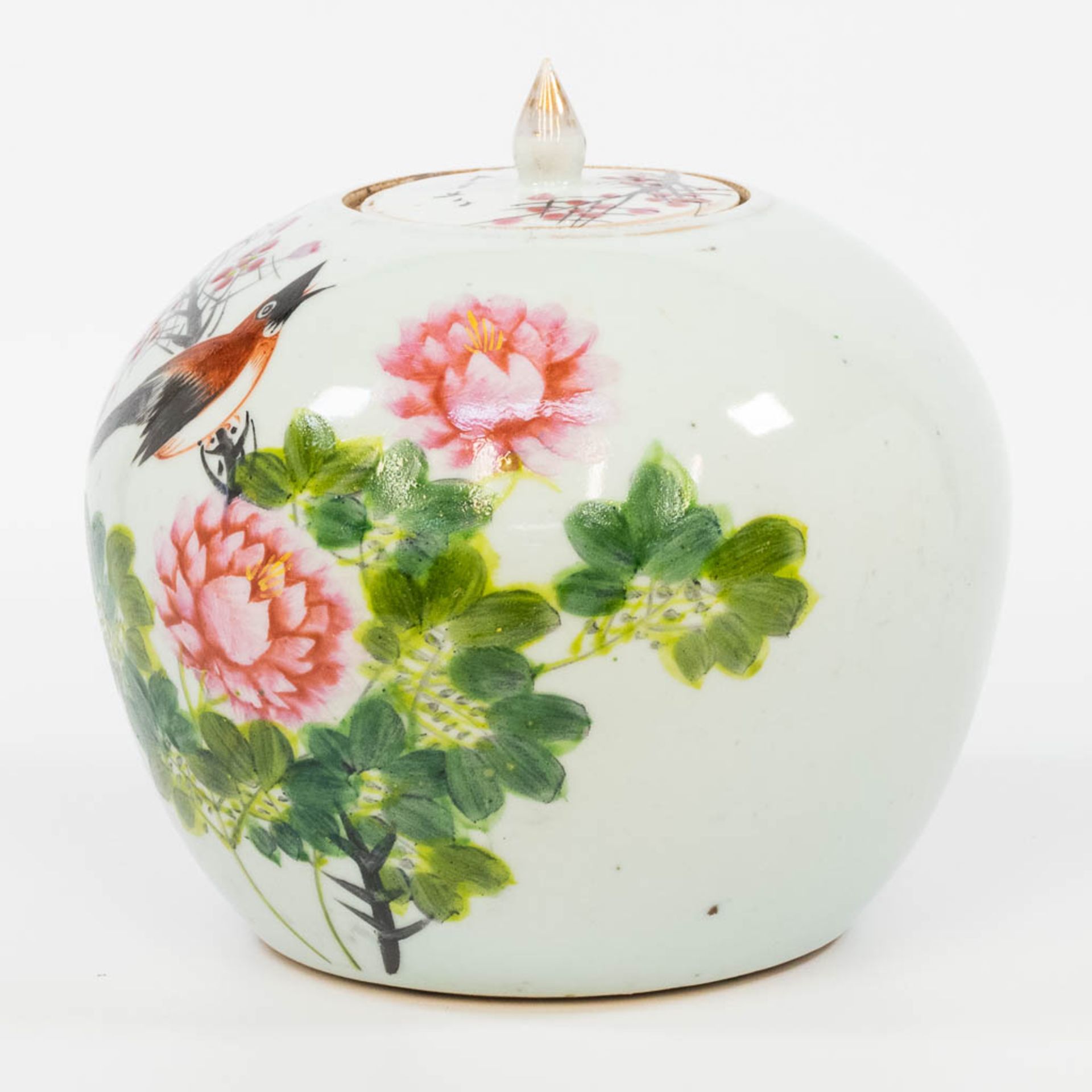 A Chinese ginger jar with hand-painted decor. (21,5 x 21 cm) - Bild 11 aus 15