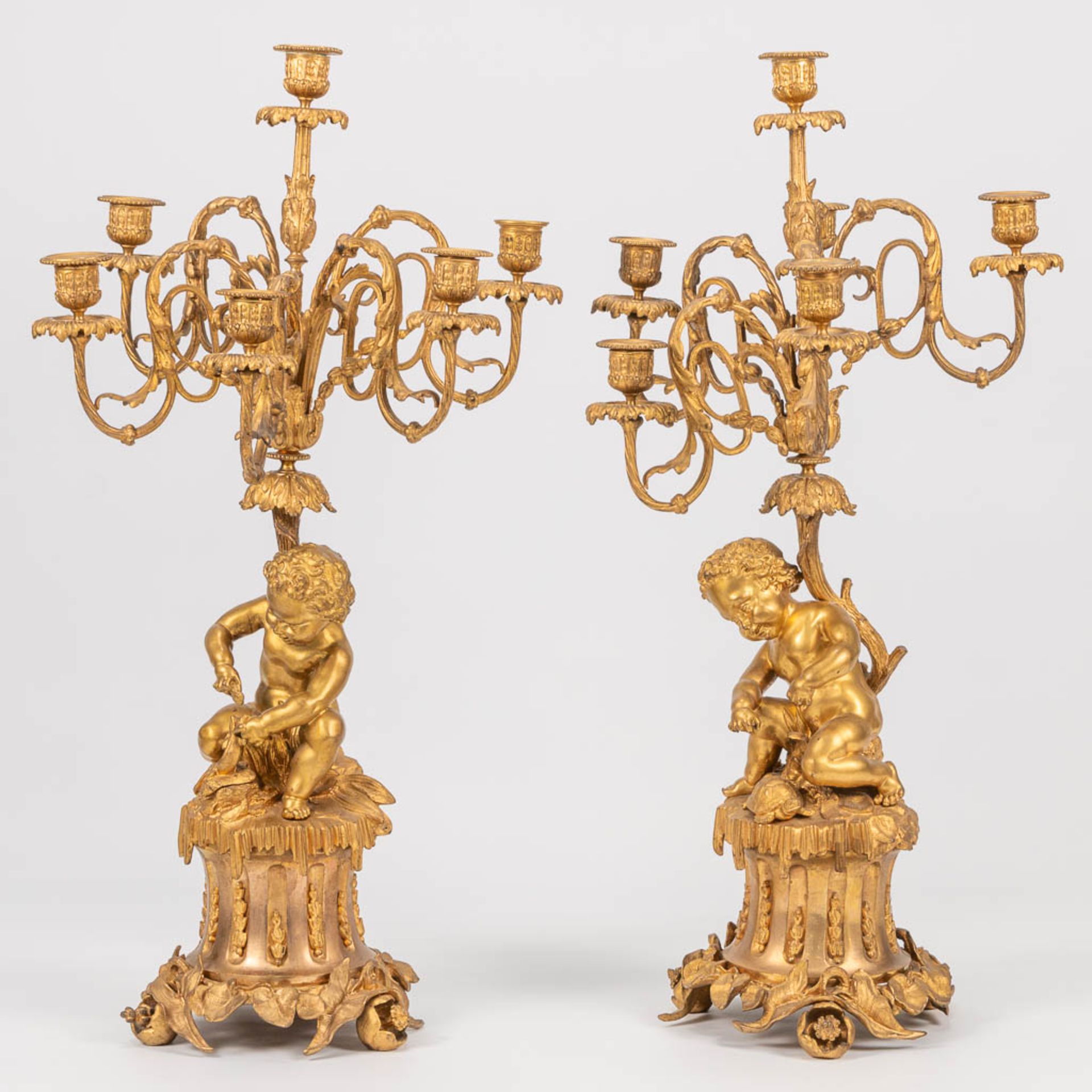 A pair of neoclassical candelabra decorated with putti, playing with pets. 19th century. (30 x 33 x  - Bild 8 aus 17