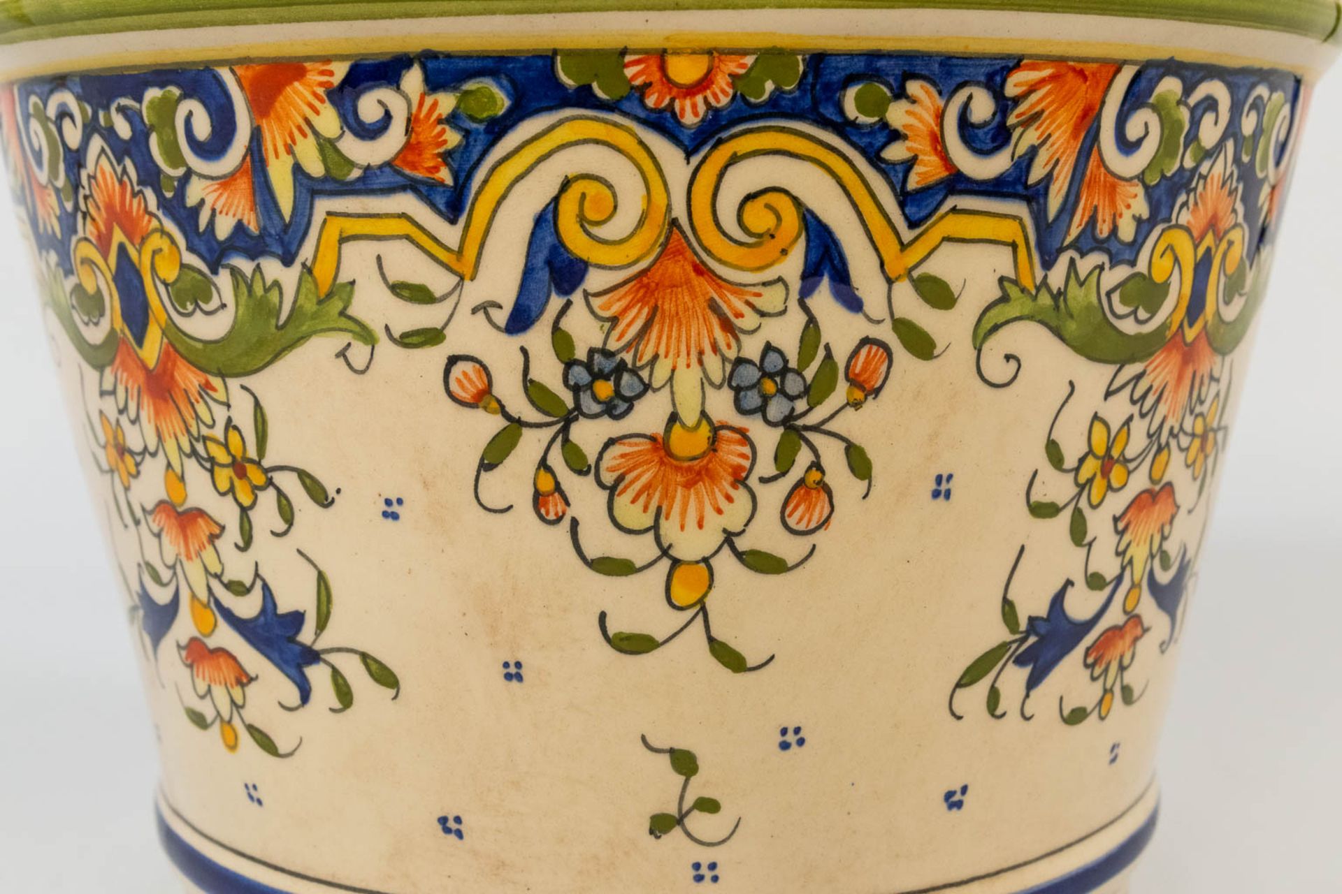 A collection of 2 cache-pots in two sizes with hand-painted decor, made of faience in Rouen, France. - Bild 10 aus 12
