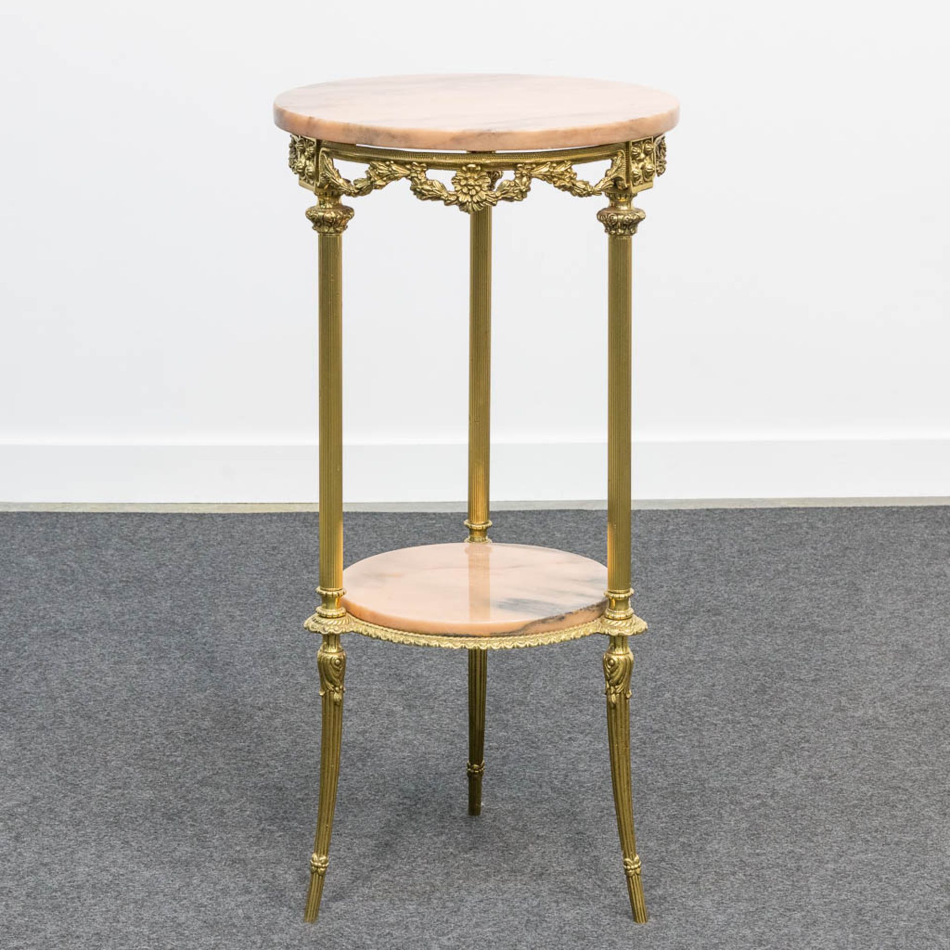 A two-tier side table made of bronze and with pink marble tops. (72 x 34,5 cm)