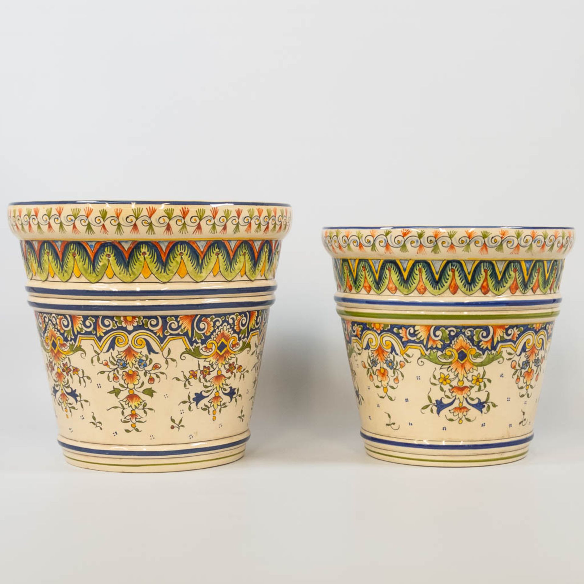 A collection of 2 cache-pots in two sizes with hand-painted decor, made of faience in Rouen, France. - Bild 9 aus 12