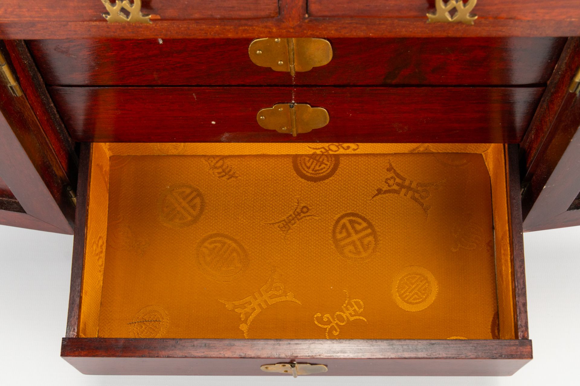 A jewelry box in the shape of an Oriental cabinet. The second half of the 20th century. (18,5 x 34,5 - Bild 13 aus 16