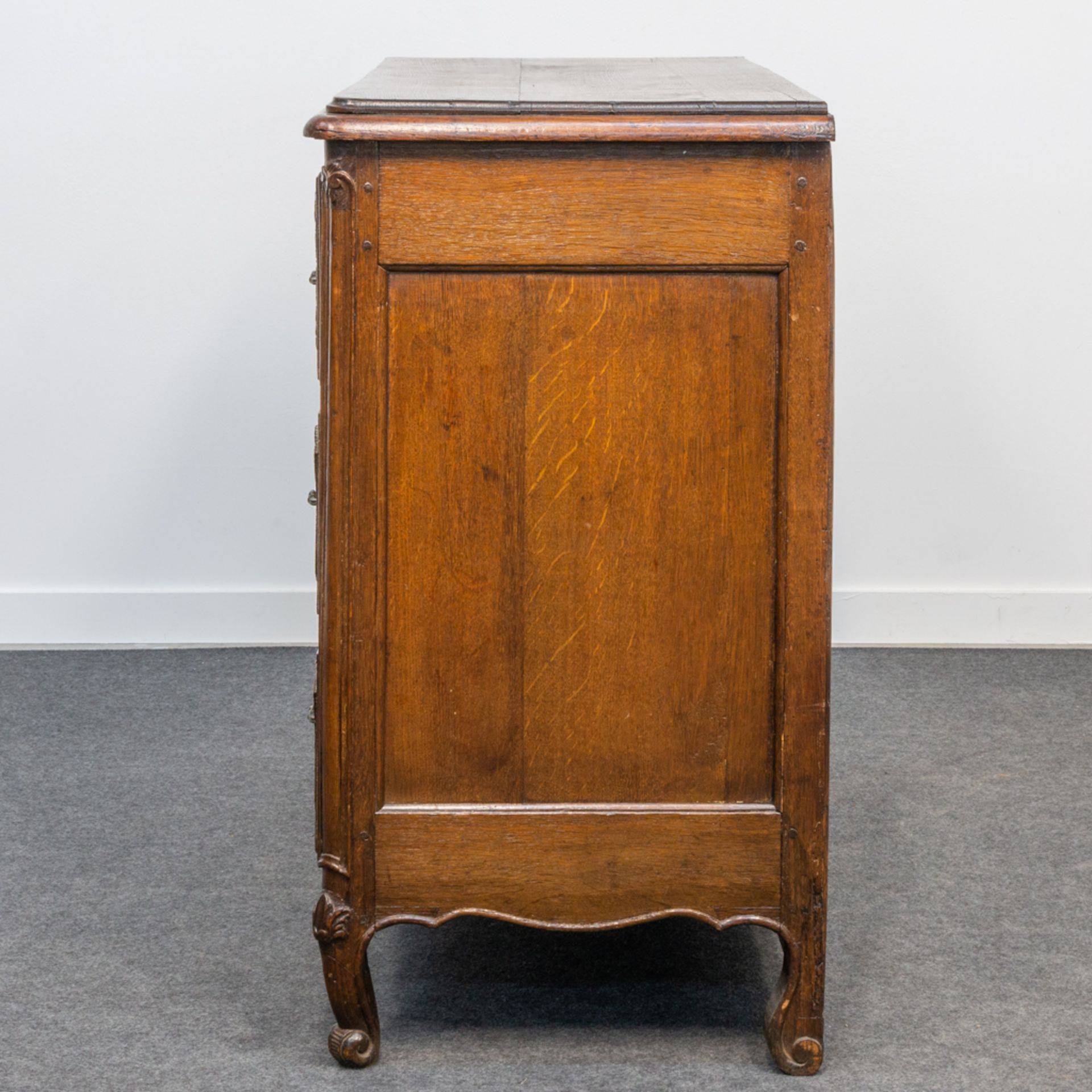 An antique commode with 3 drawers in the Louis XV period, sculptured decor, and mounted with bronze. - Bild 3 aus 17