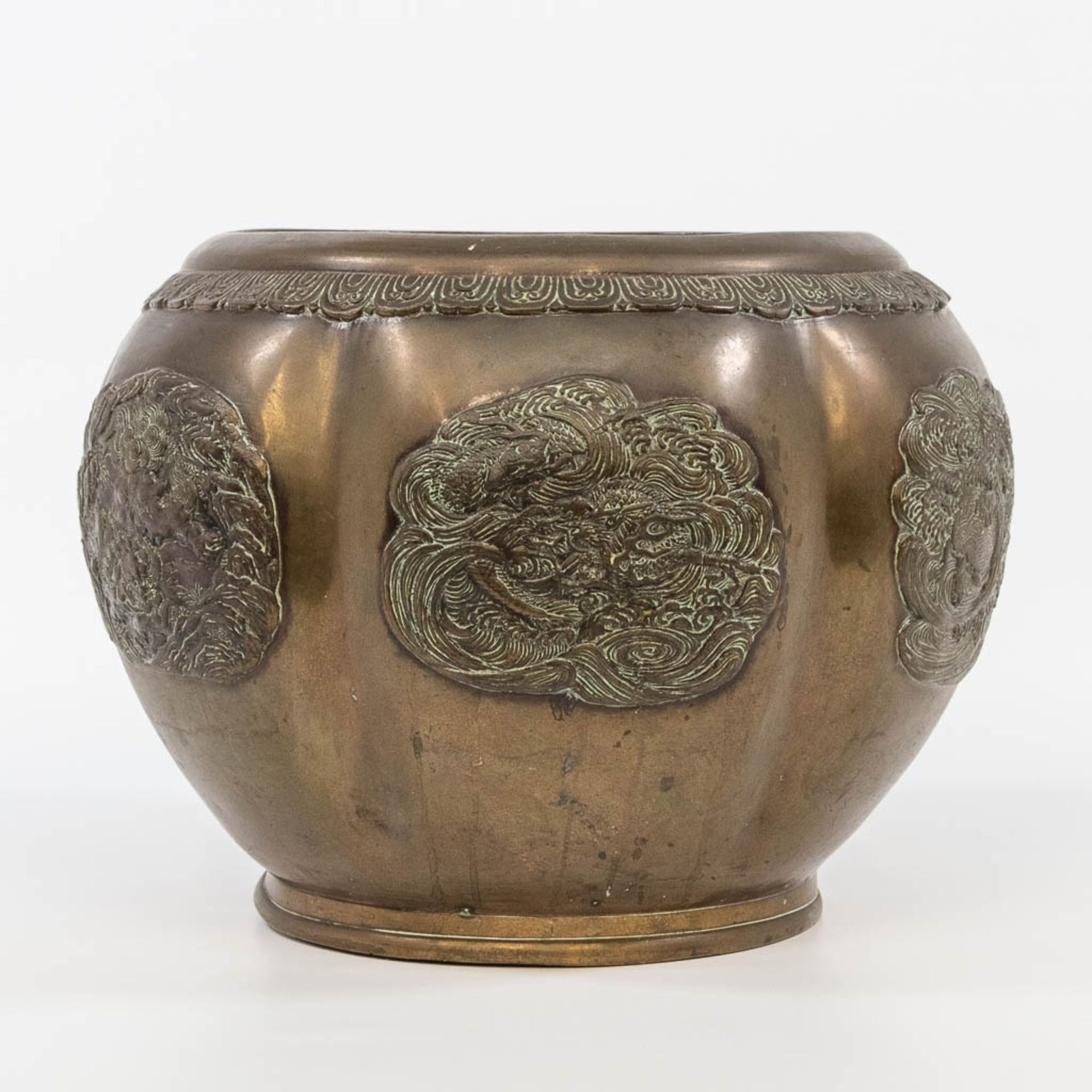 A Japanese bronze planter from the Meji period, 19th century. (23 x 32 cm)