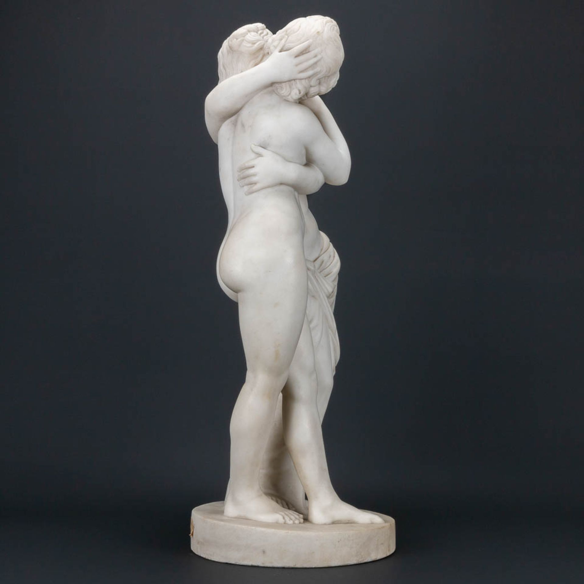 No signature found, a Carrara marble statue 'The Kiss', made in Italy, 19th century. (19 x 20 x 56 c - Bild 5 aus 13