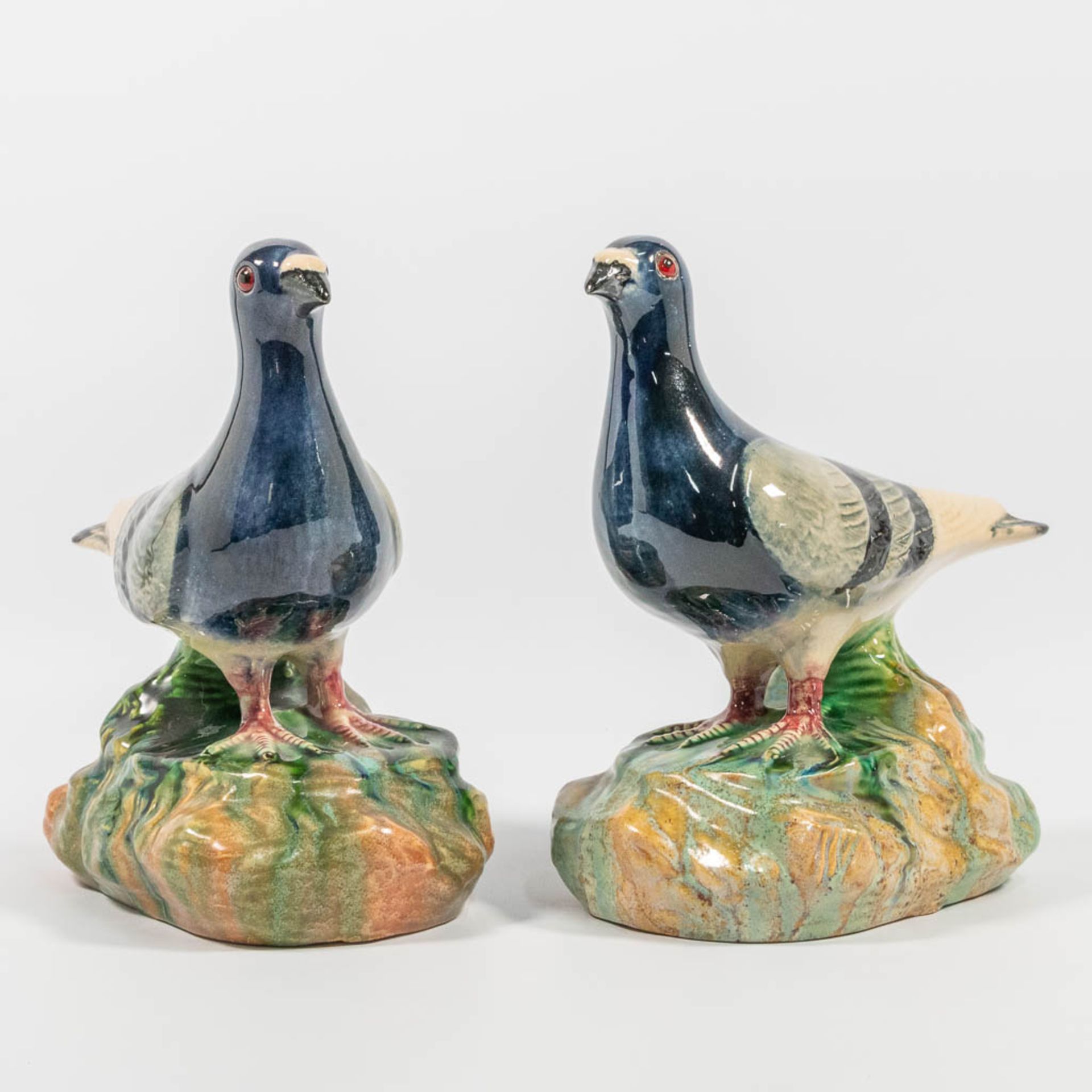 A pair of pigeons, made of ceramic, probably of Italian origin. (21 x 23 x 12)