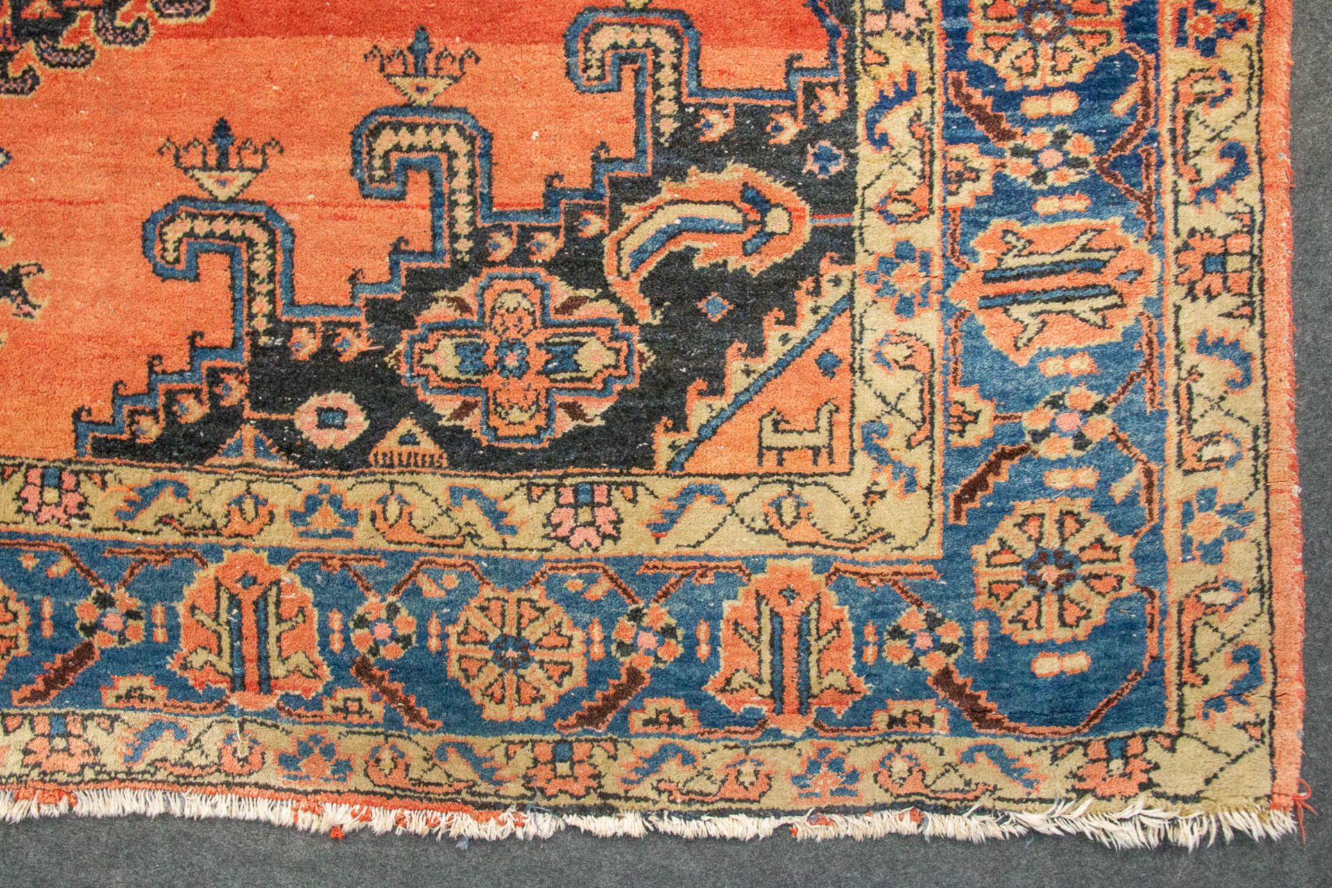An Oriental hand-made carpet. (330 x 215 cm). - Bild 5 aus 8