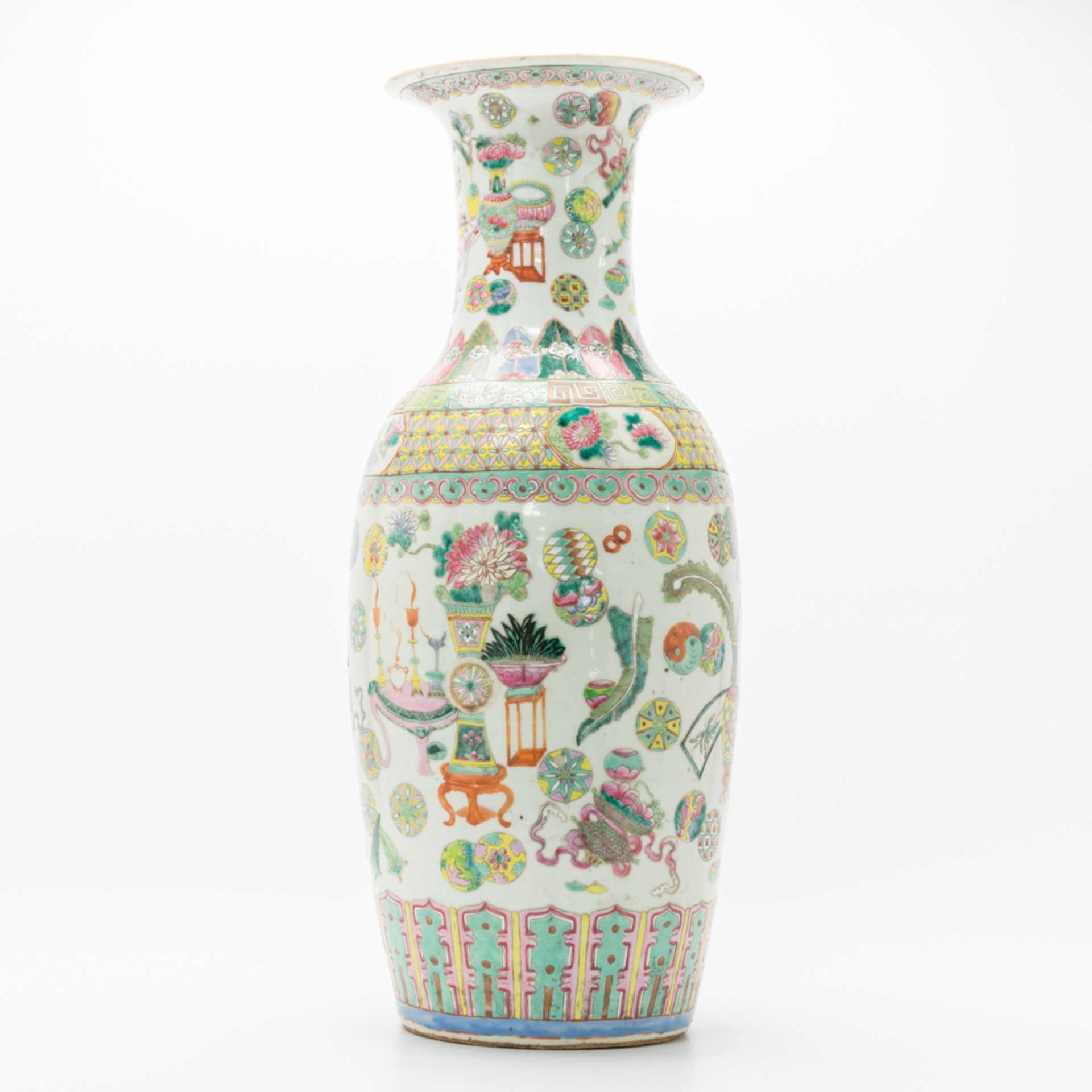 A Chinese vase with decor of symbols of happiness. 19th/20th century. (61 x 25 cm) - Bild 8 aus 20