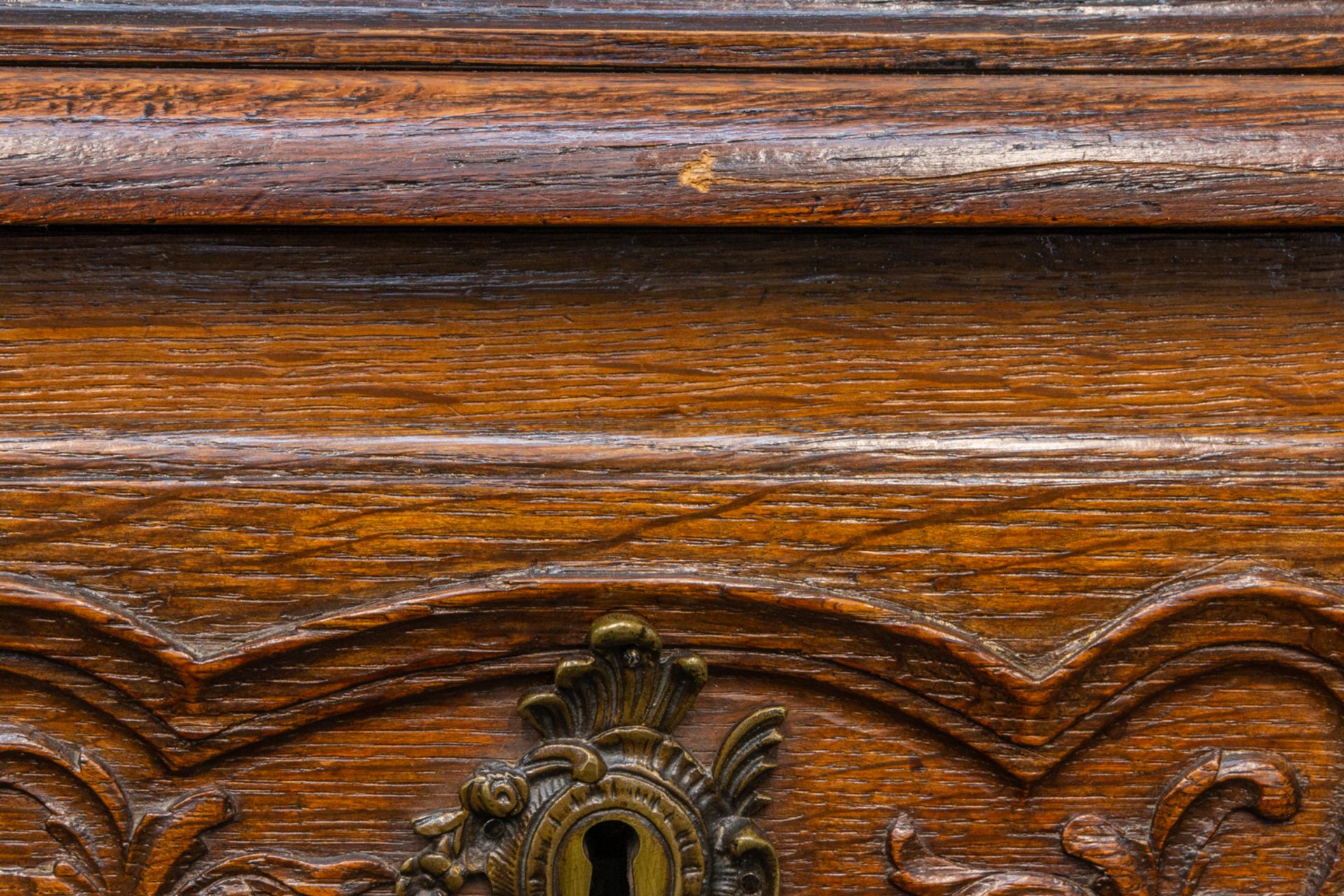 An antique commode with 3 drawers in the Louis XV period, sculptured decor, and mounted with bronze. - Bild 14 aus 17