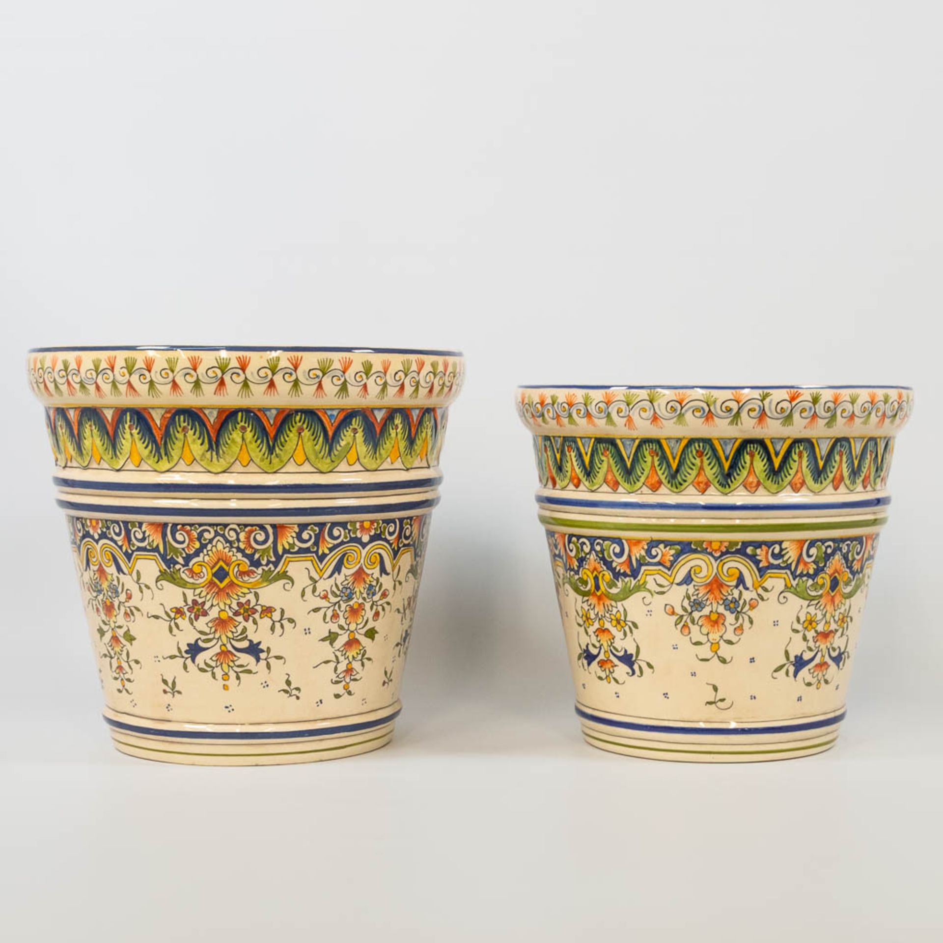 A collection of 2 cache-pots in two sizes with hand-painted decor, made of faience in Rouen, France. - Bild 8 aus 12