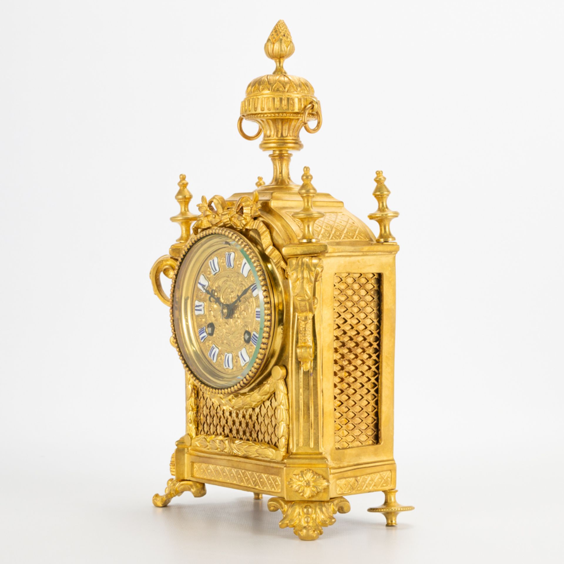 A ormolu gilt table clock made of bronze. 19th century. (10 x 17 x 31 cm) - Image 9 of 16