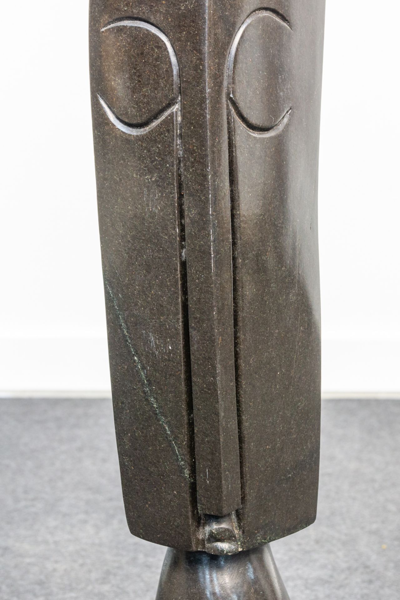 An African statue made of steatite and marked L. Office. (16 x 20 x 87 cm) - Bild 12 aus 16