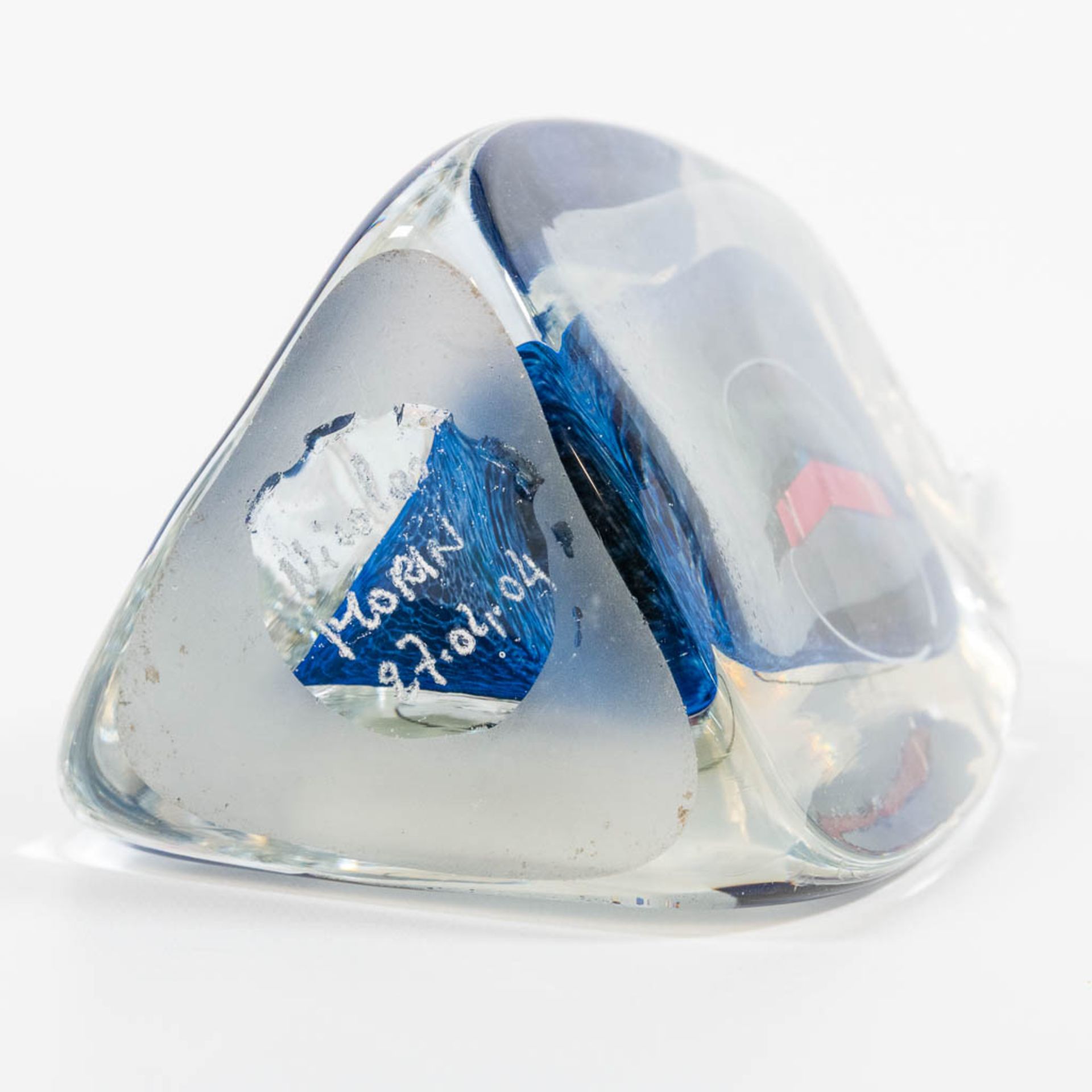 Nicolas MORIN (1959) A studio glass vase with stopper, marked on the base 2004. (9 x 10 x 21,5 cm) - Image 9 of 12