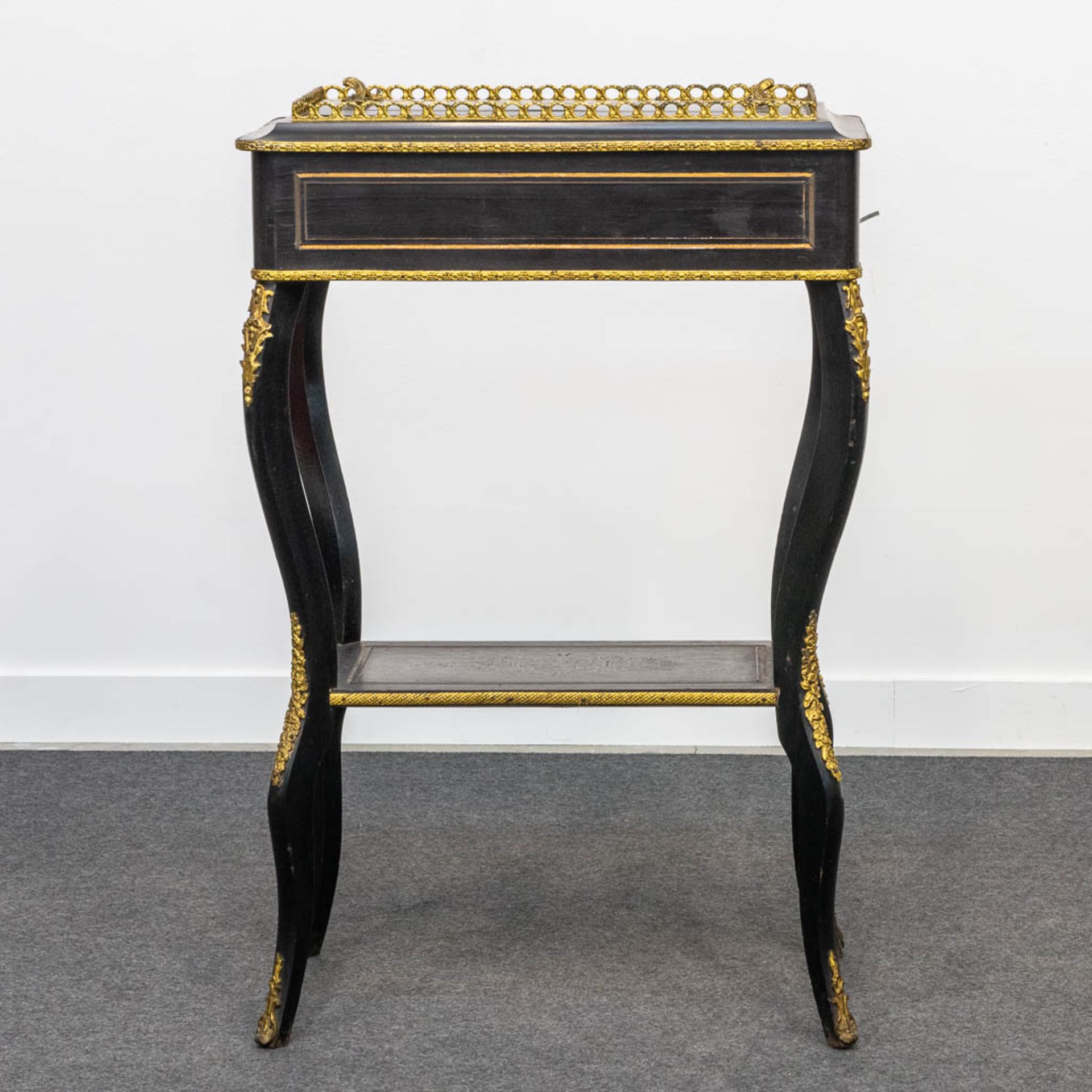 A Napoleon 3 side table, mounted with ormolu bronze and finished with a serving tray. (35 x 55 x 82  - Bild 5 aus 16
