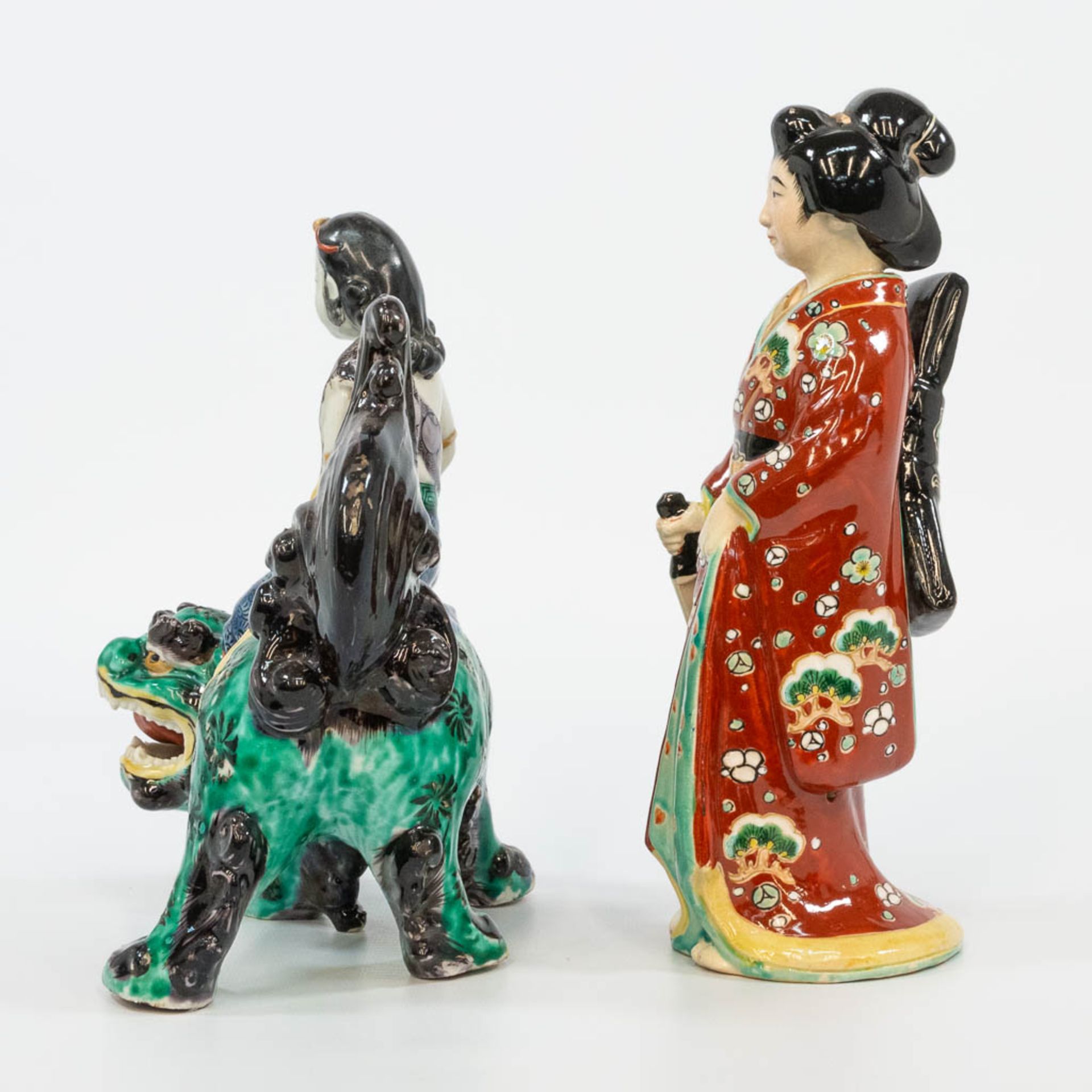 A collection of 3 Chinese earthenware and porcelain statues. (8 x 9 x 26 cm) - Bild 7 aus 15