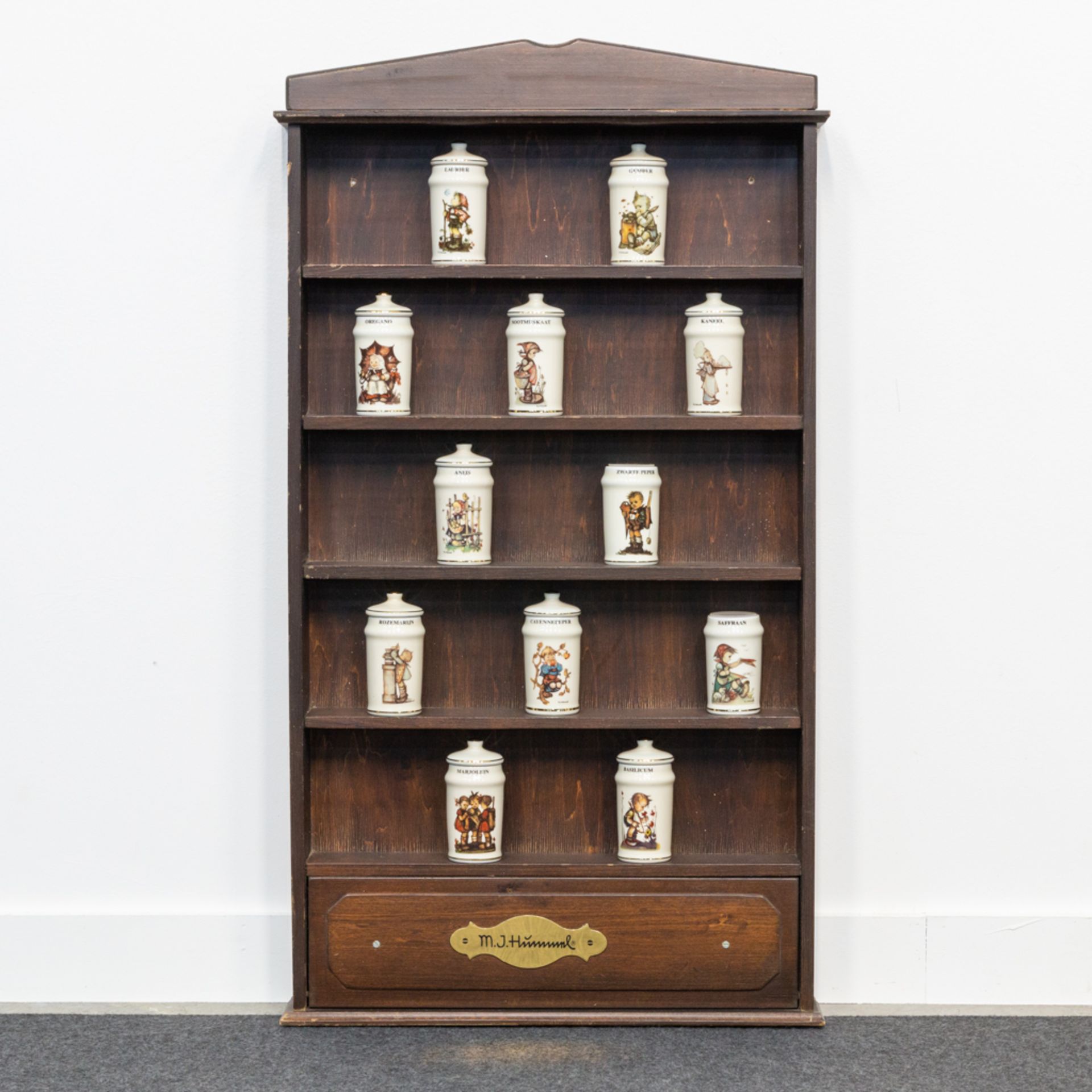 A Hummel wood spice cabinet with porcelain pots. (8 x 47 x 84 cm)
