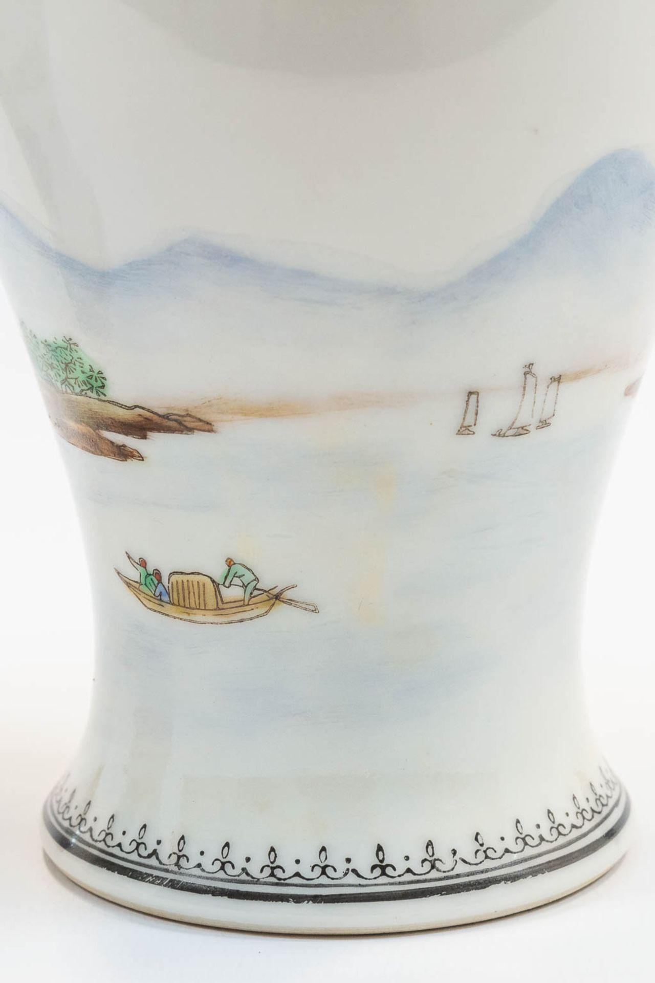 A pair of Chinese vases with hand-painted decor of landscapes with pine trees, Republic period. (20, - Bild 4 aus 10