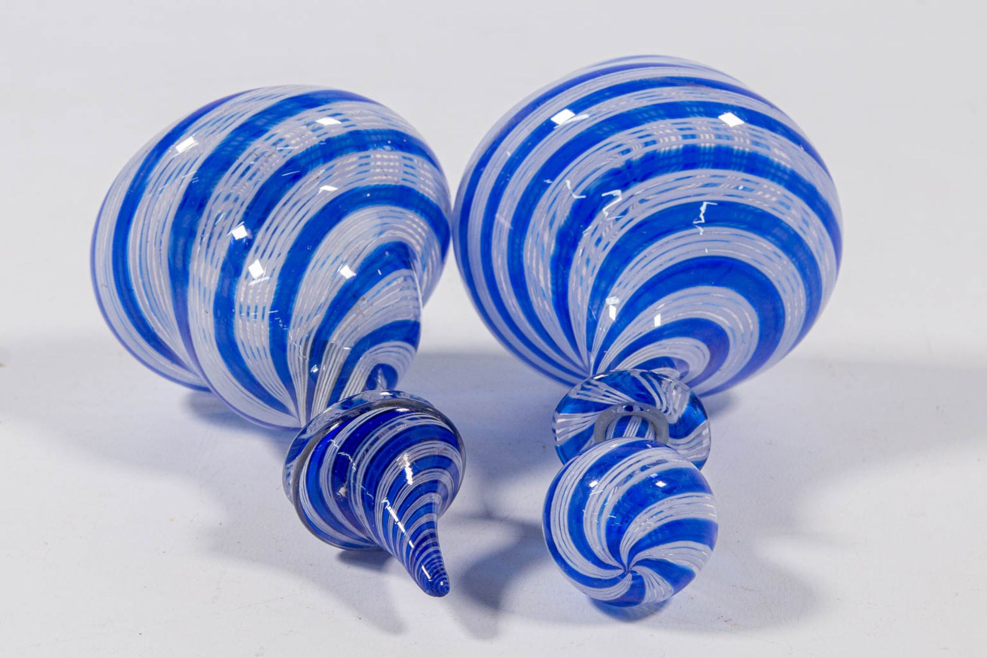 A pair of decanters with stopper, made in Murano, Italy around 1950. (15 x 9 cm) - Image 13 of 17