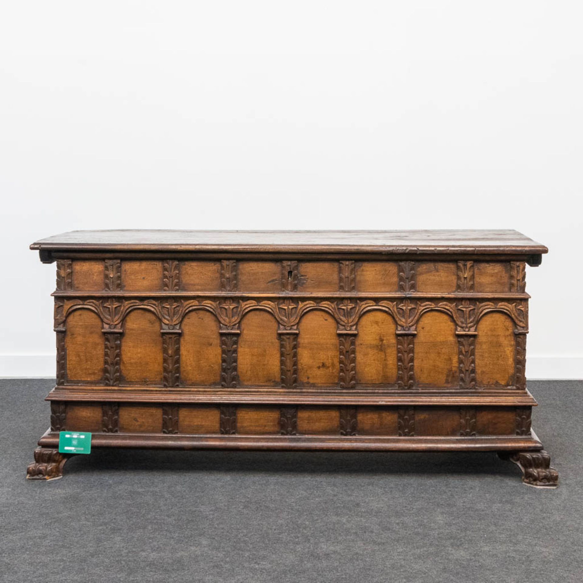 An antique chest, probably of Southern European origin. 18th century. (57 x 142 x 63 cm) - Bild 3 aus 15