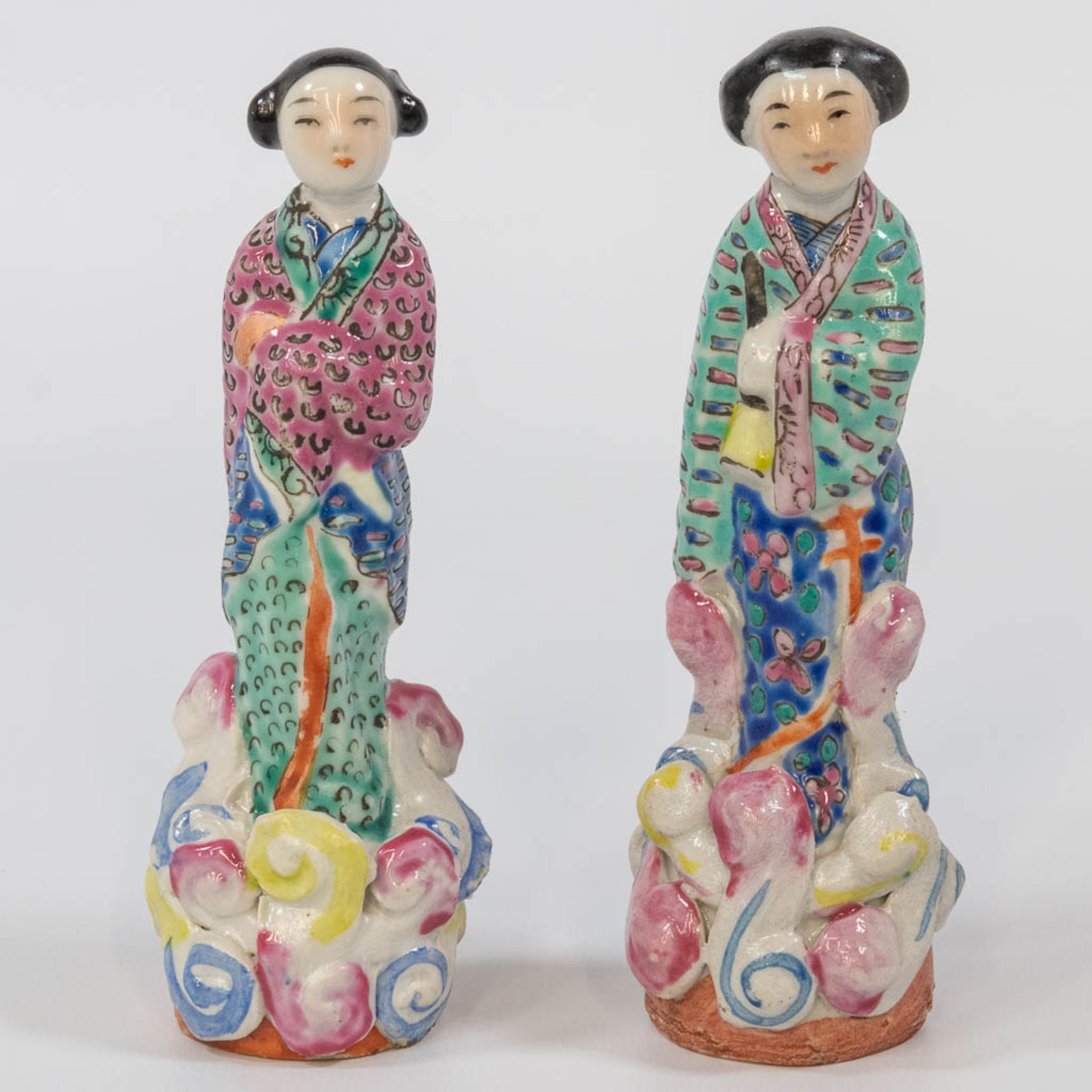 A collection of 13 Chinese and Japanese statues made of porcelain and ceramics. (10 x 11 x 25 cm) - Bild 10 aus 17