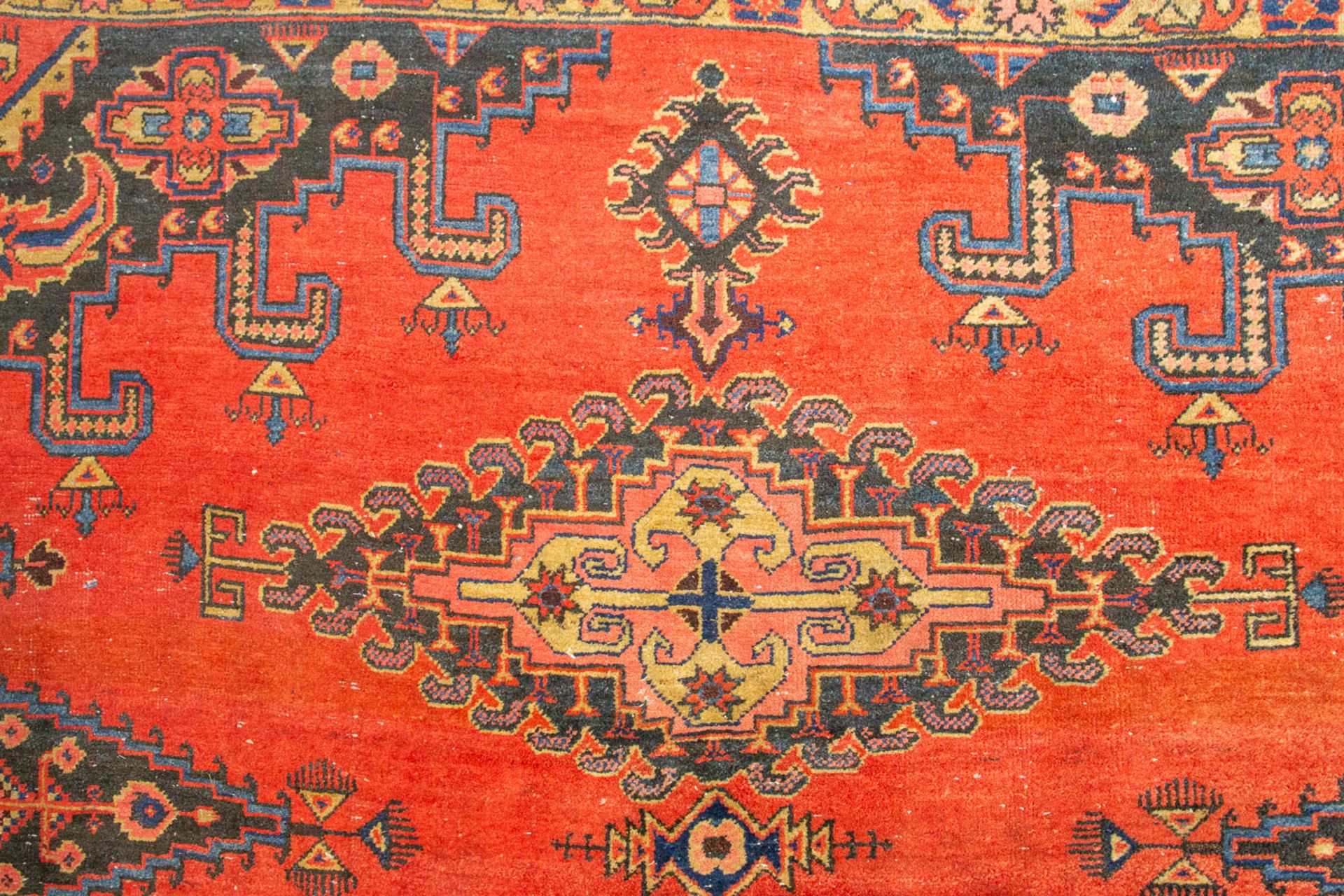 An Oriental hand-made carpet. (330 x 215 cm). - Bild 7 aus 8