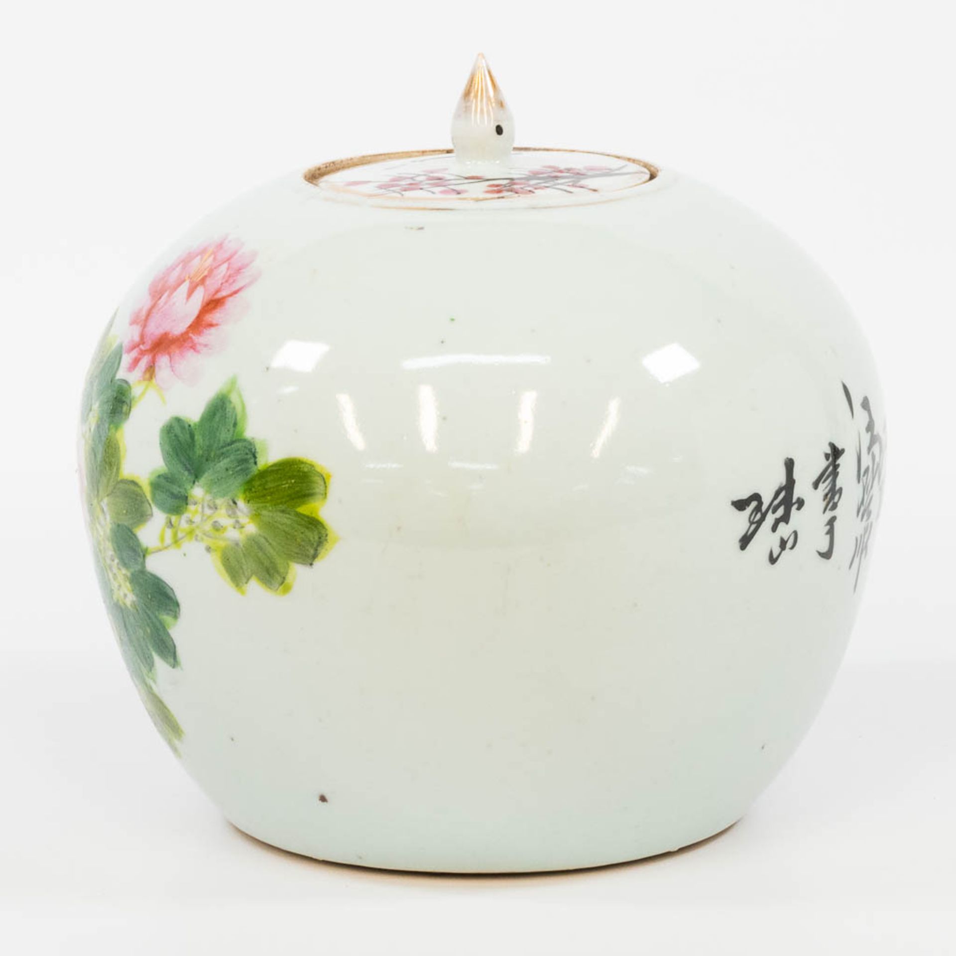 A Chinese ginger jar with hand-painted decor. (21,5 x 21 cm) - Bild 6 aus 15