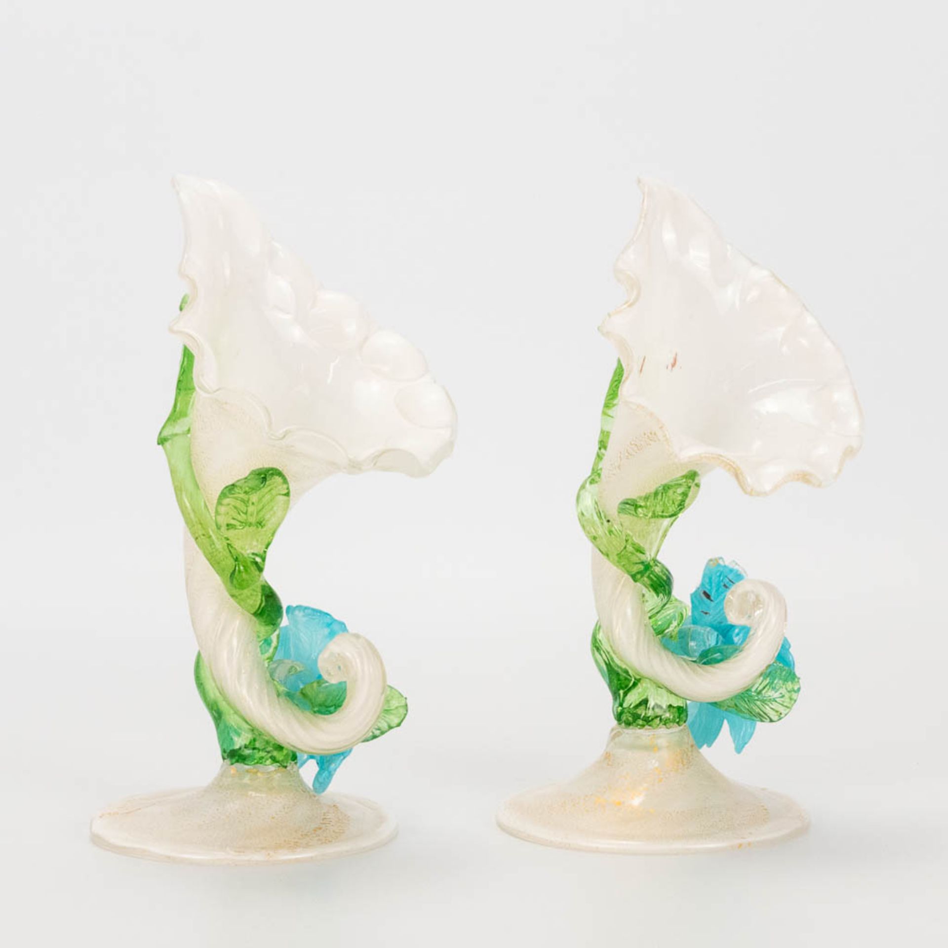 A pair of hand-made display vases in the shape of a flower, made in Murano, Italy. (9,5 x 20 x 9 cm) - Bild 8 aus 23