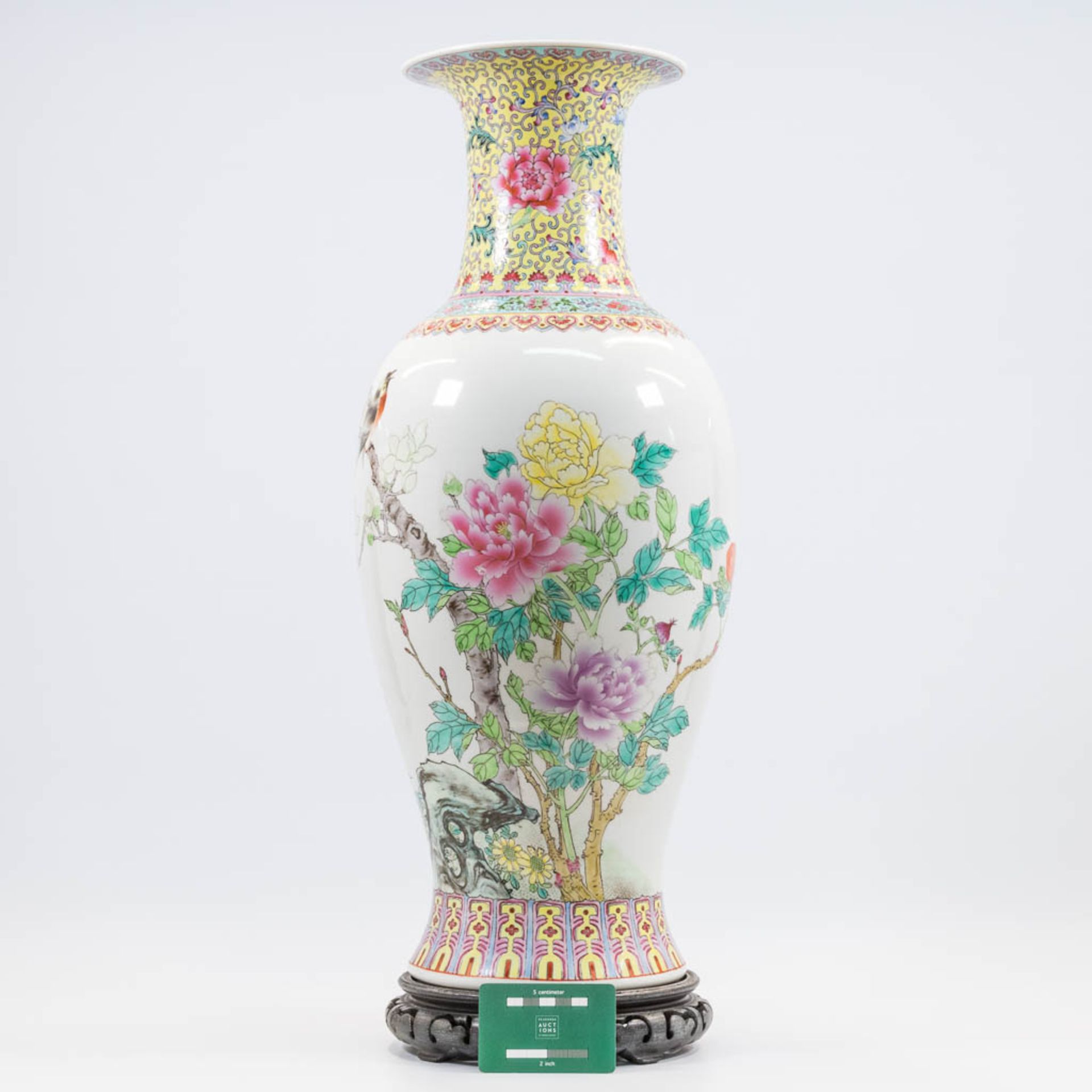 A  Chinese vase with decor of peonies and birds. The second half of the 20th century. (60 x 26 cm) - Bild 4 aus 13