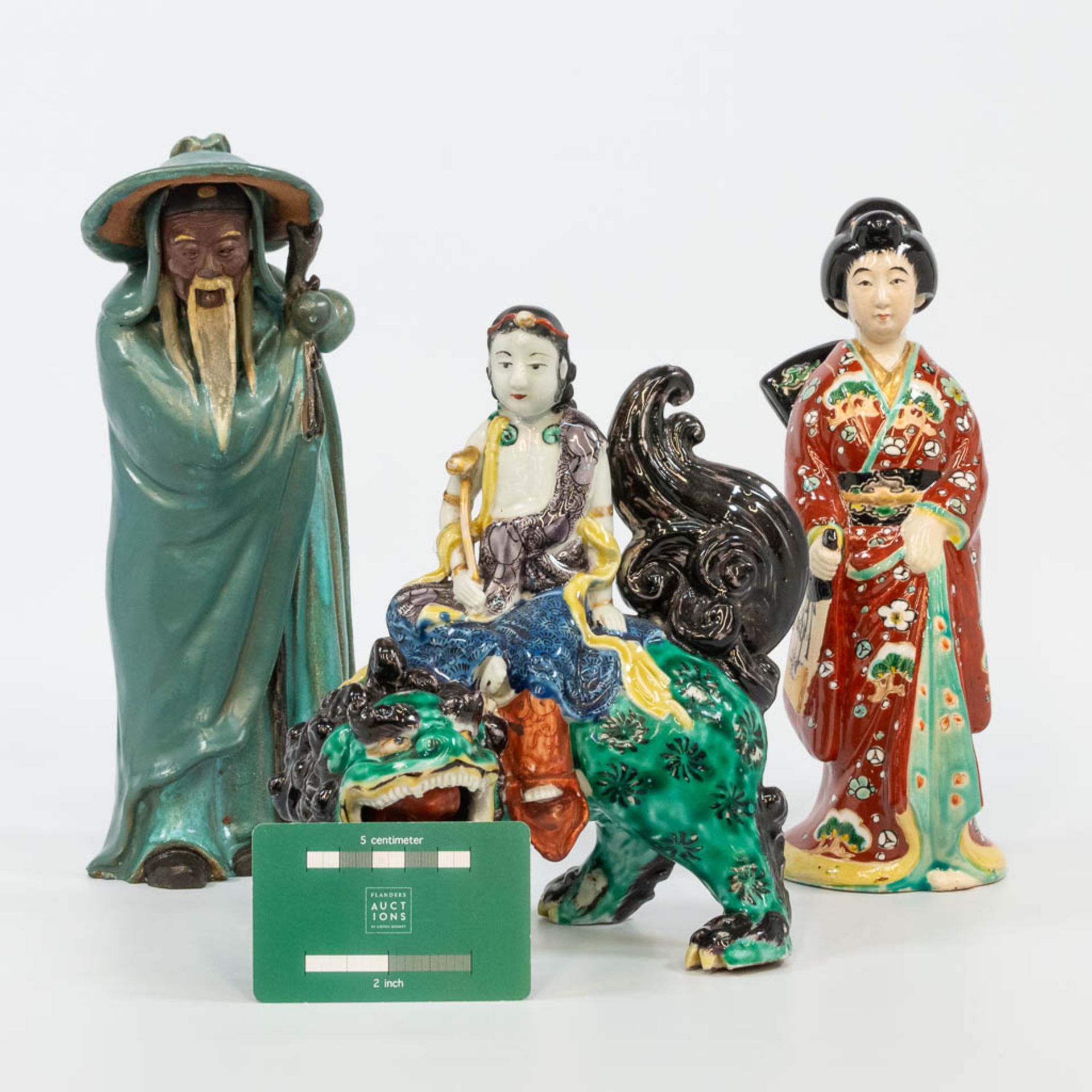 A collection of 3 Chinese earthenware and porcelain statues. (8 x 9 x 26 cm) - Bild 13 aus 15