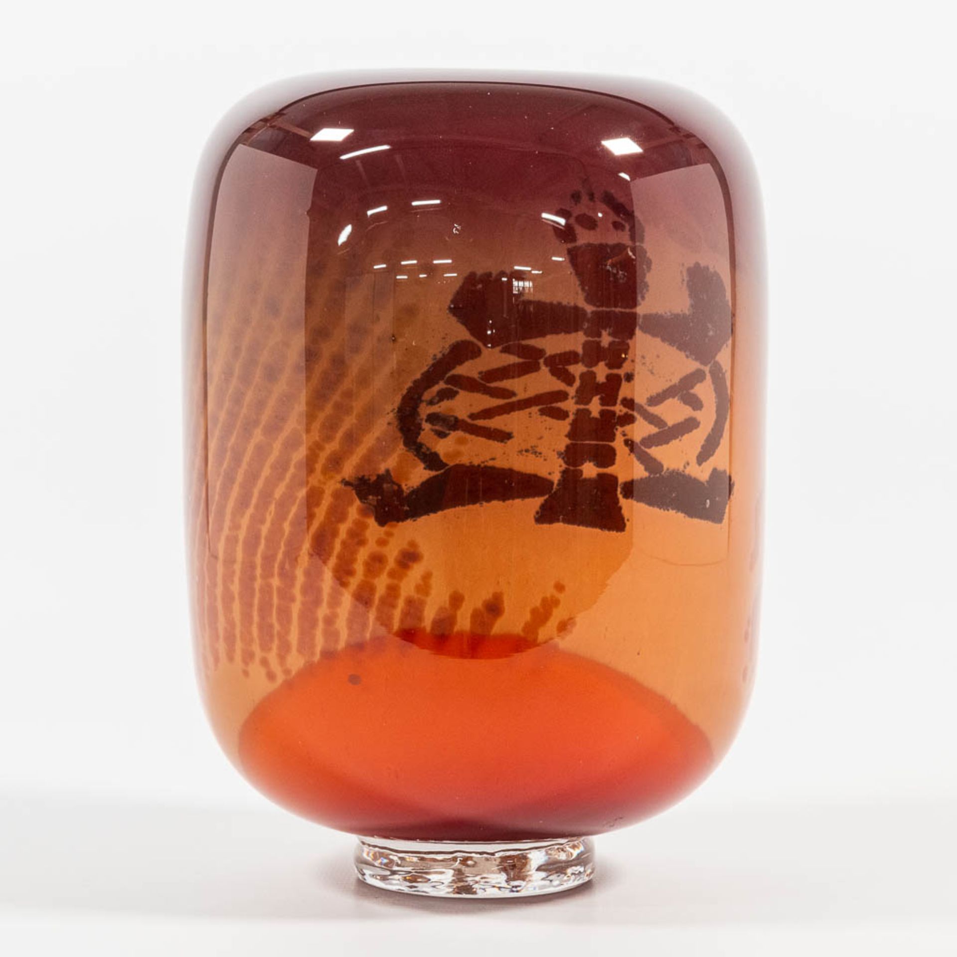 Nicolas MORIN (1959) A studio glass vase with Graal Technique. (22 x 16 cm) - Image 4 of 10