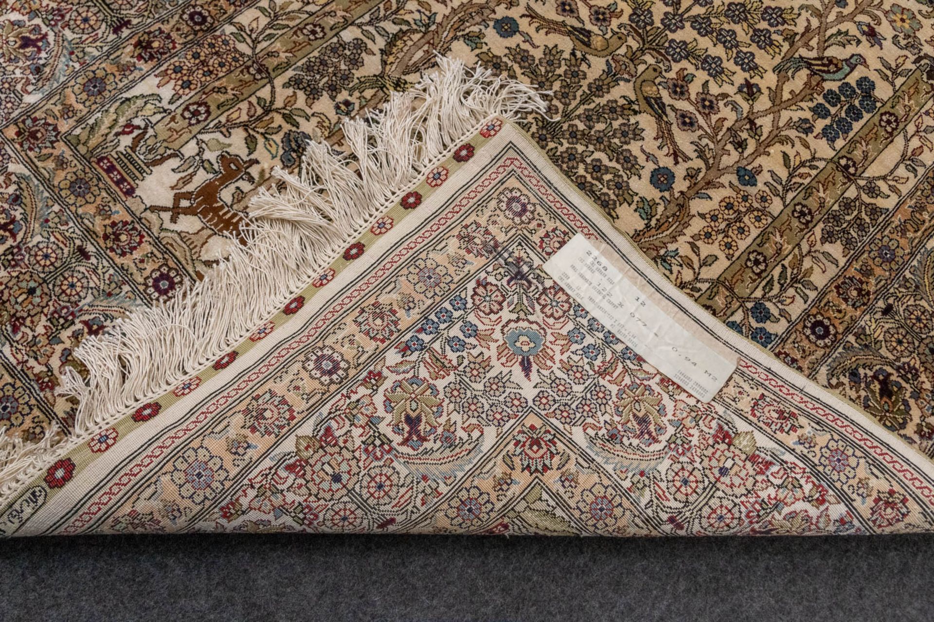 A hand-made carpet made of silk, Hereke, (122 x 77 cm).  - Bild 5 aus 6