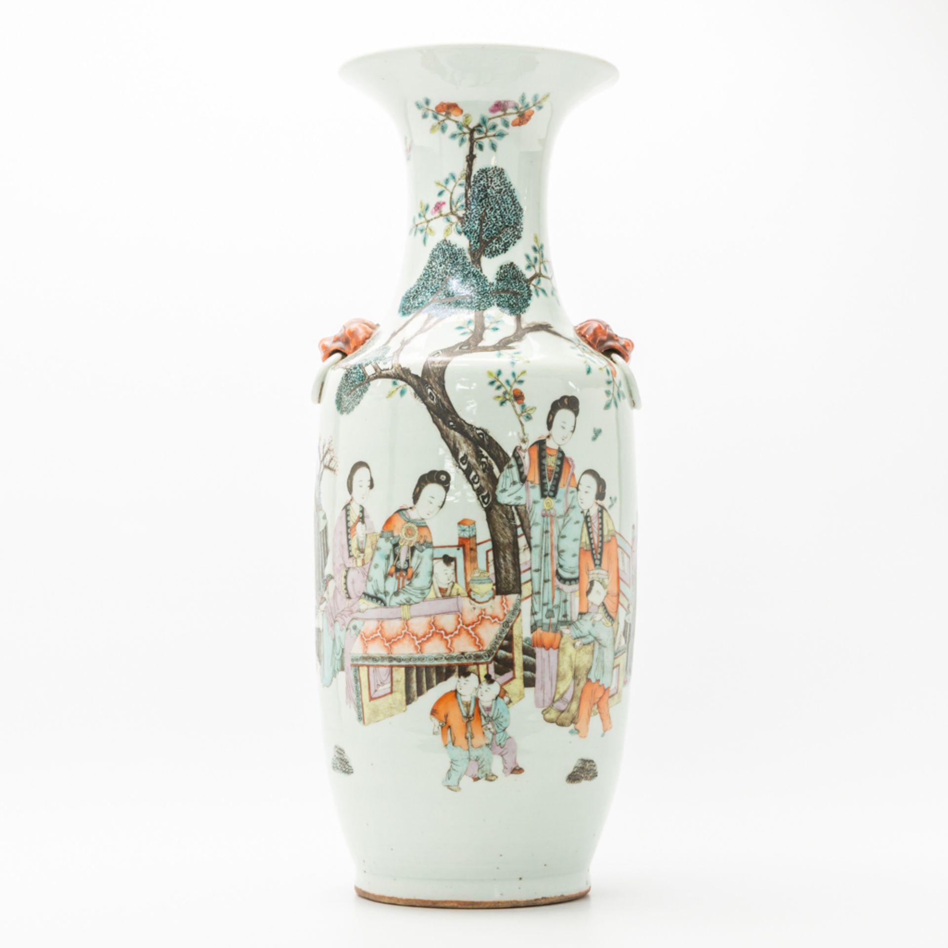 A Chinese vase with decor of ladies in court and children. 19th/20th century. (60 x 23 cm)