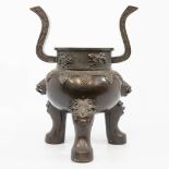 A Chinese antique bronze cencer, decorated with foo dogs, marked Xuande. (42,5 x 26,5 cm)