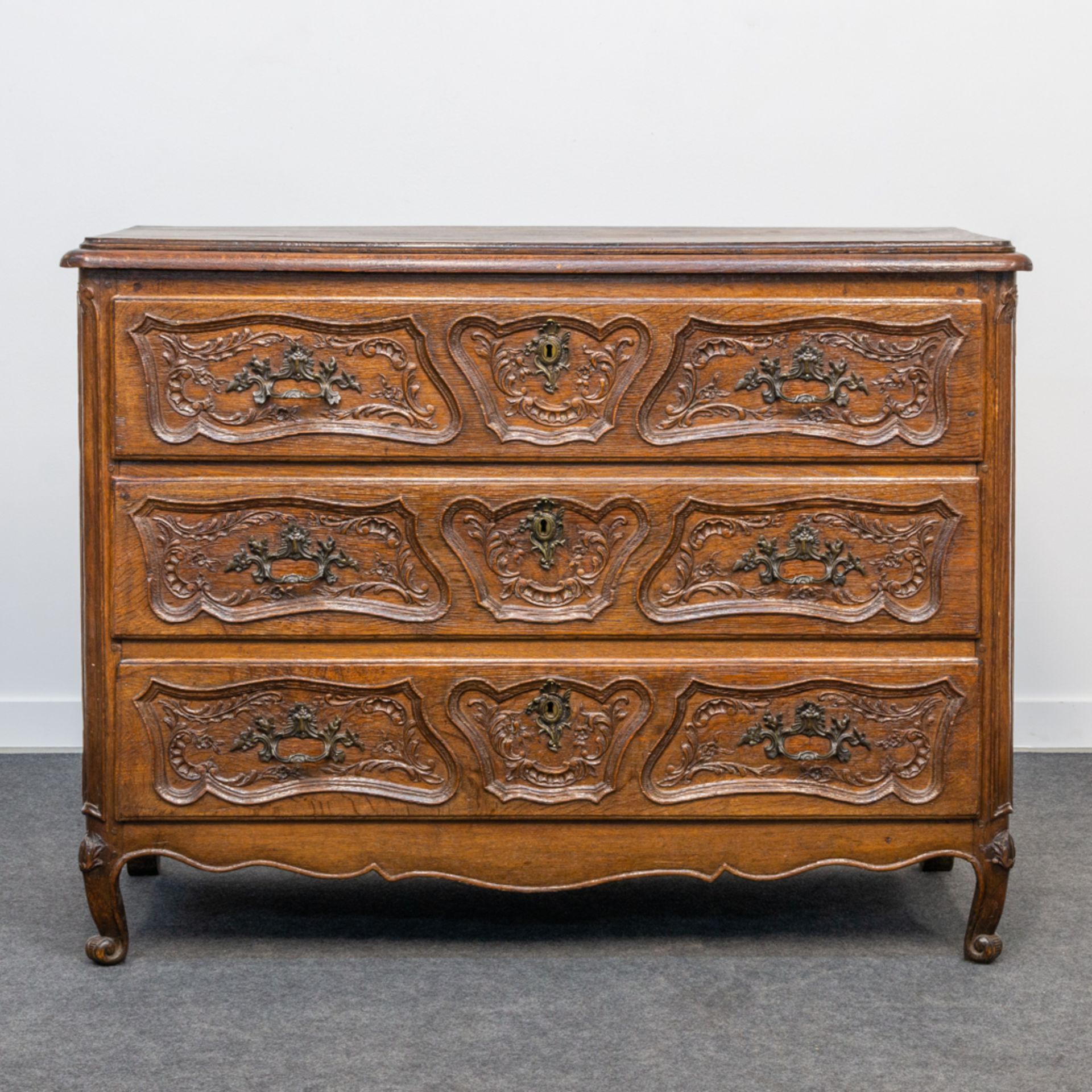 An antique commode with 3 drawers in the Louis XV period, sculptured decor, and mounted with bronze. - Bild 2 aus 17