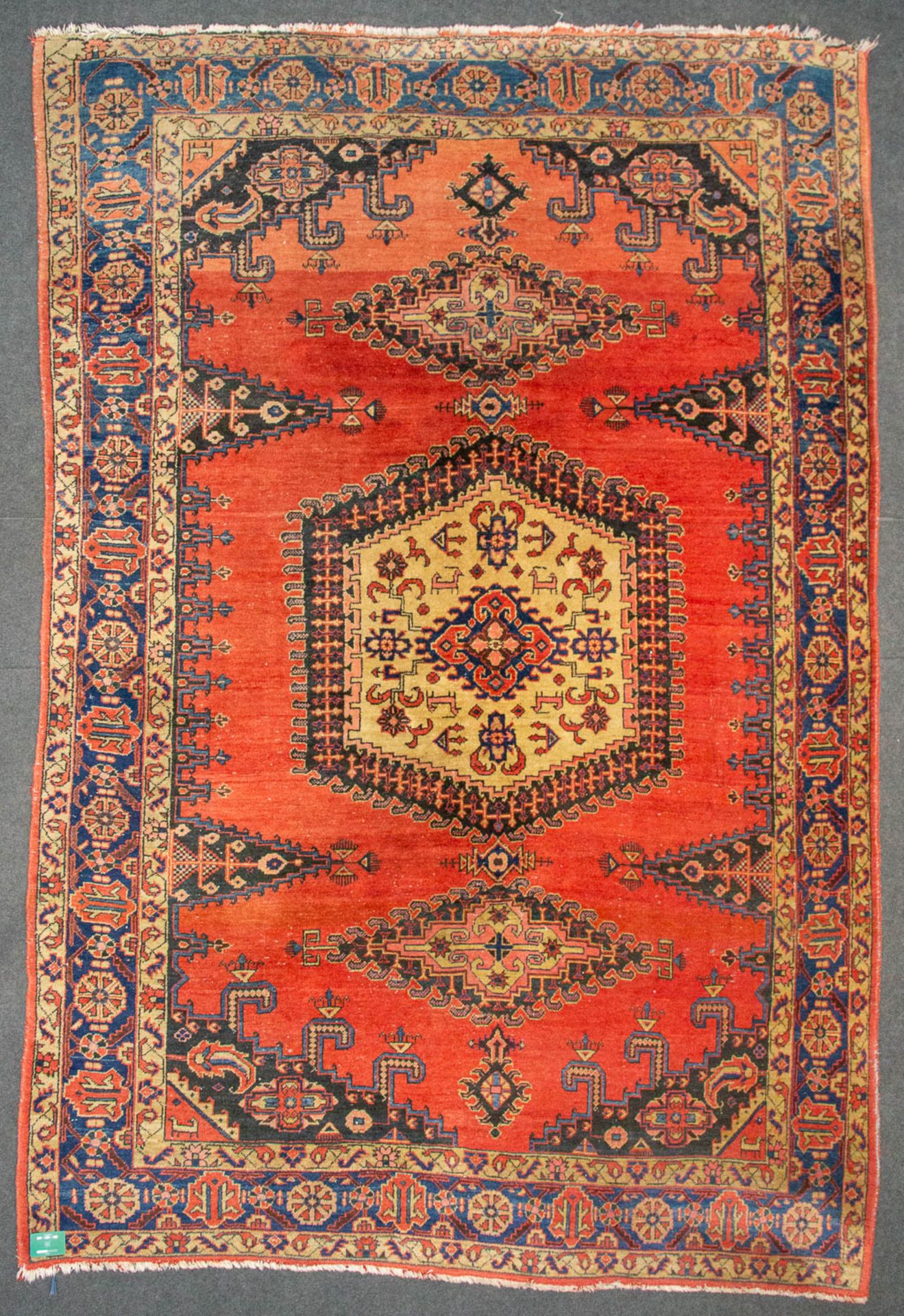 An Oriental hand-made carpet. (330 x 215 cm). - Bild 3 aus 8