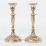 A pair of candlesticks made of silver and marked 800. 344g. (20,5 x 9,5 cm)