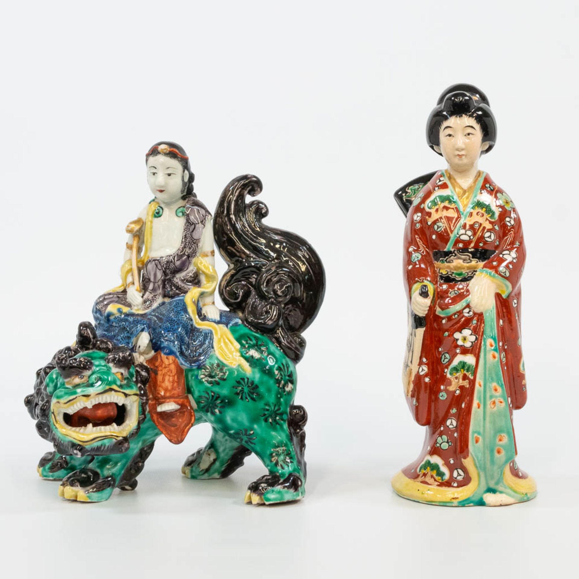 A collection of 3 Chinese earthenware and porcelain statues. (8 x 9 x 26 cm) - Bild 11 aus 15